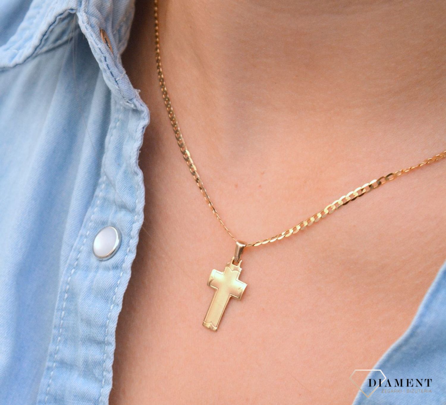 Złota zawieszka na łańcuszek krzyżyk wypukły z matowym złotem DIA-ZAW-7012-585. Złoty wisiorek krzyżyk to biżuteria sakralna, która sprawdzi się jako prezent na takie okazje jak chrzest, bierzmowanie czy komunia..jpg