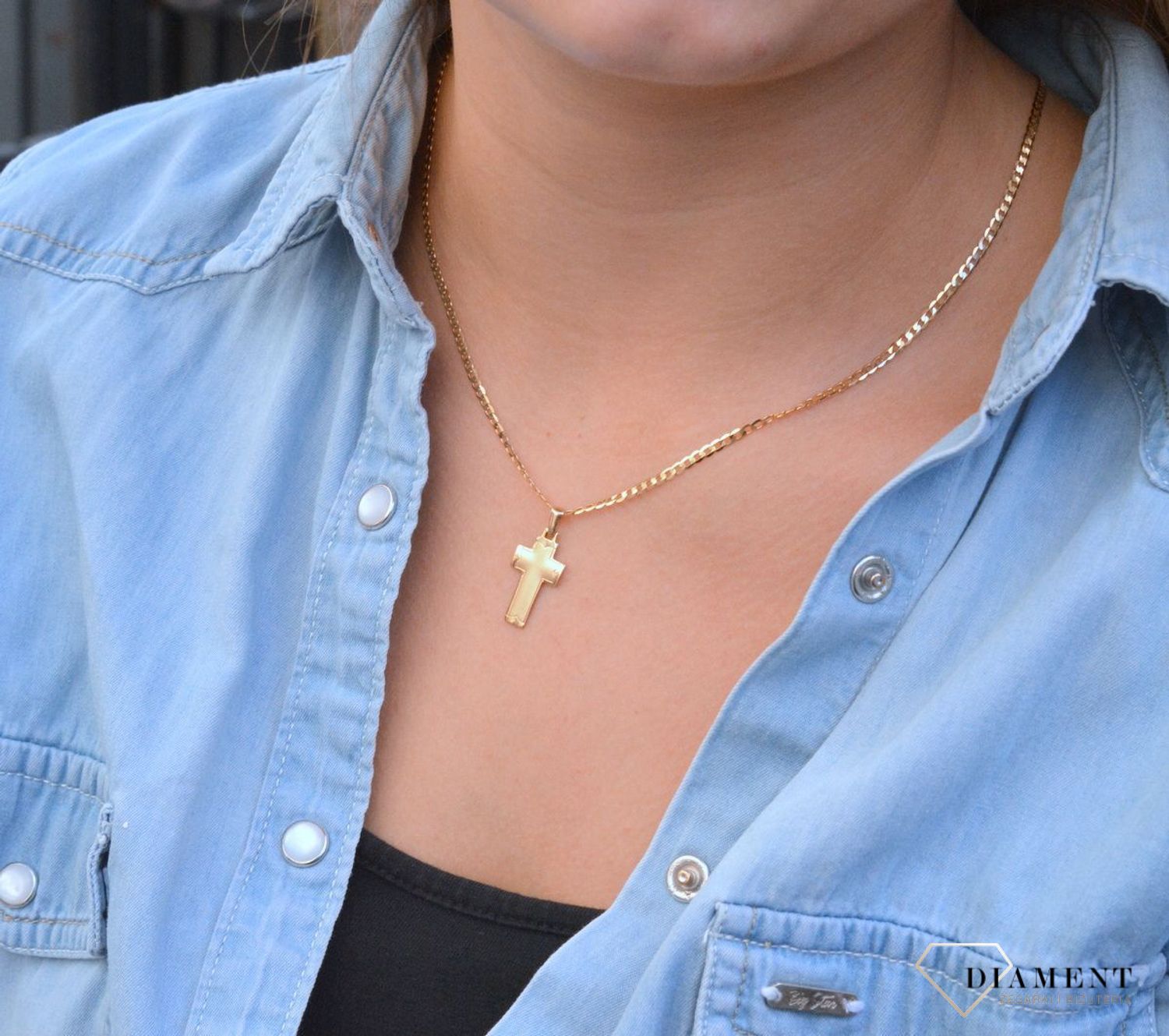 Złota zawieszka na łańcuszek krzyżyk wypukły z matowym złotem DIA-ZAW-7012-585. Złoty wisiorek krzyżyk to biżuteria sakralna, która sprawdzi się jako prezent na takie okazje jak chrzest, bierzmowanie czy komunia..jpg