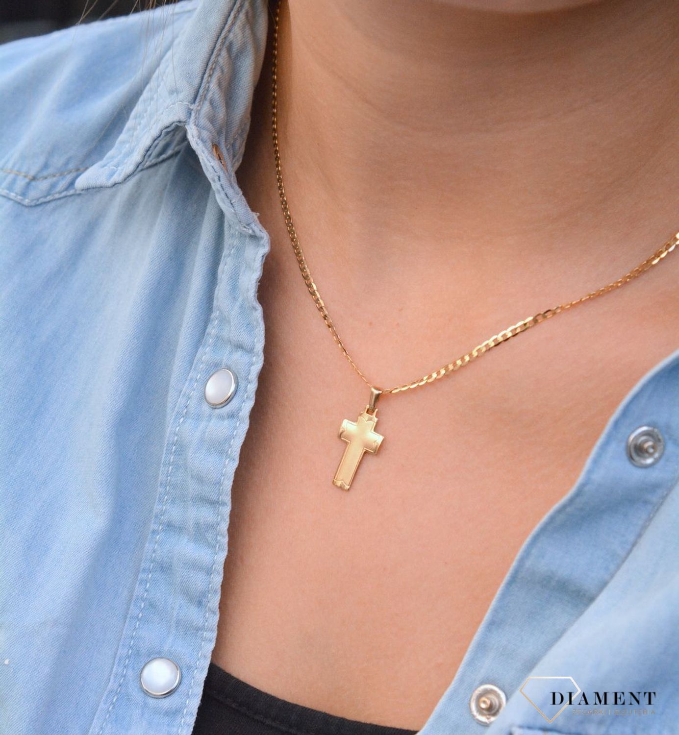 Złota zawieszka na łańcuszek krzyżyk wypukły z matowym złotem DIA-ZAW-7012-585. Złoty wisiorek krzyżyk to biżuteria sakralna, która sprawdzi się jako prezent na takie okazje jak chrzest, bierzmowanie czy komunia..jpg