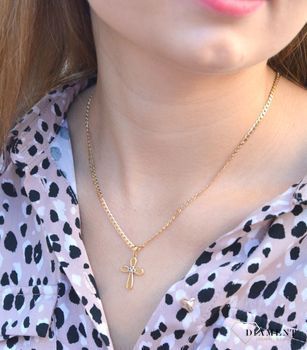 Złota zawieszka na łańcuszek krzyżyk zdobiony z białym złotem DIA-ZAW-7013-585. Złoty wisiorek krzyżyk to biżuteria sakralna, która sprawdzi się jako prezent na takie okazje jak chrzest, bierzmowanie czy komun (3).JPG