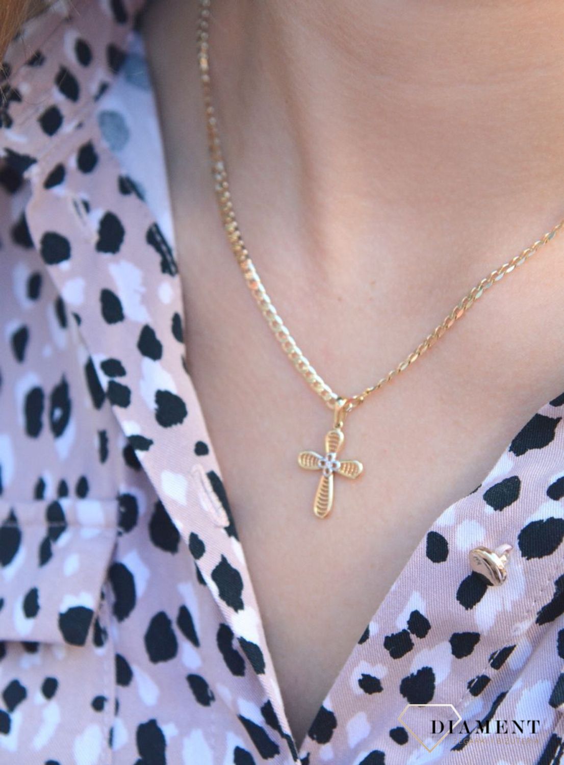 Złota zawieszka na łańcuszek krzyżyk zdobiony z białym złotem DIA-ZAW-7013-585. Złoty wisiorek krzyżyk to biżuteria sakralna, która sprawdzi się jako prezent na takie okazje jak chrzest, bierzmowanie czy komunia..jpg