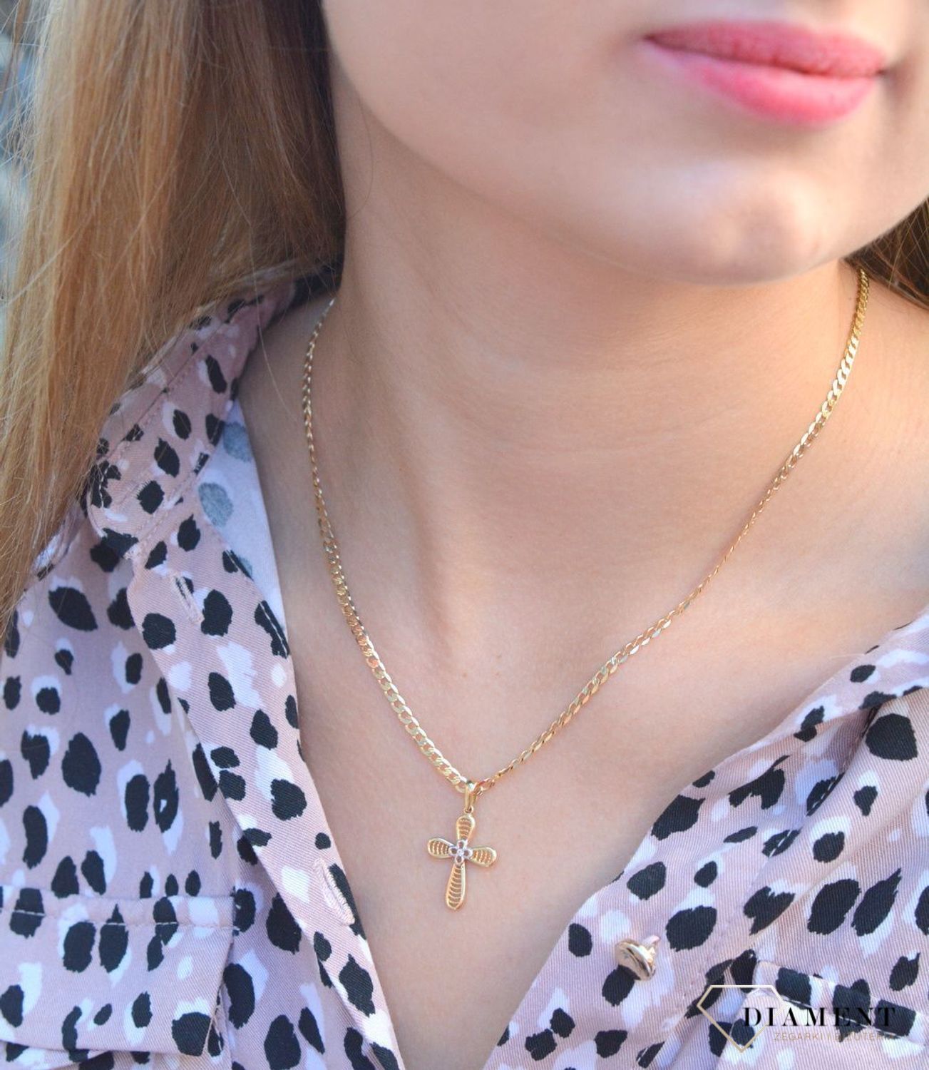 Złota zawieszka na łańcuszek krzyżyk zdobiony z białym złotem DIA-ZAW-7013-585. Złoty wisiorek krzyżyk to biżuteria sakralna, która sprawdzi się jako prezent na takie okazje jak chrzest, bierzmowanie czy komunia..jpg