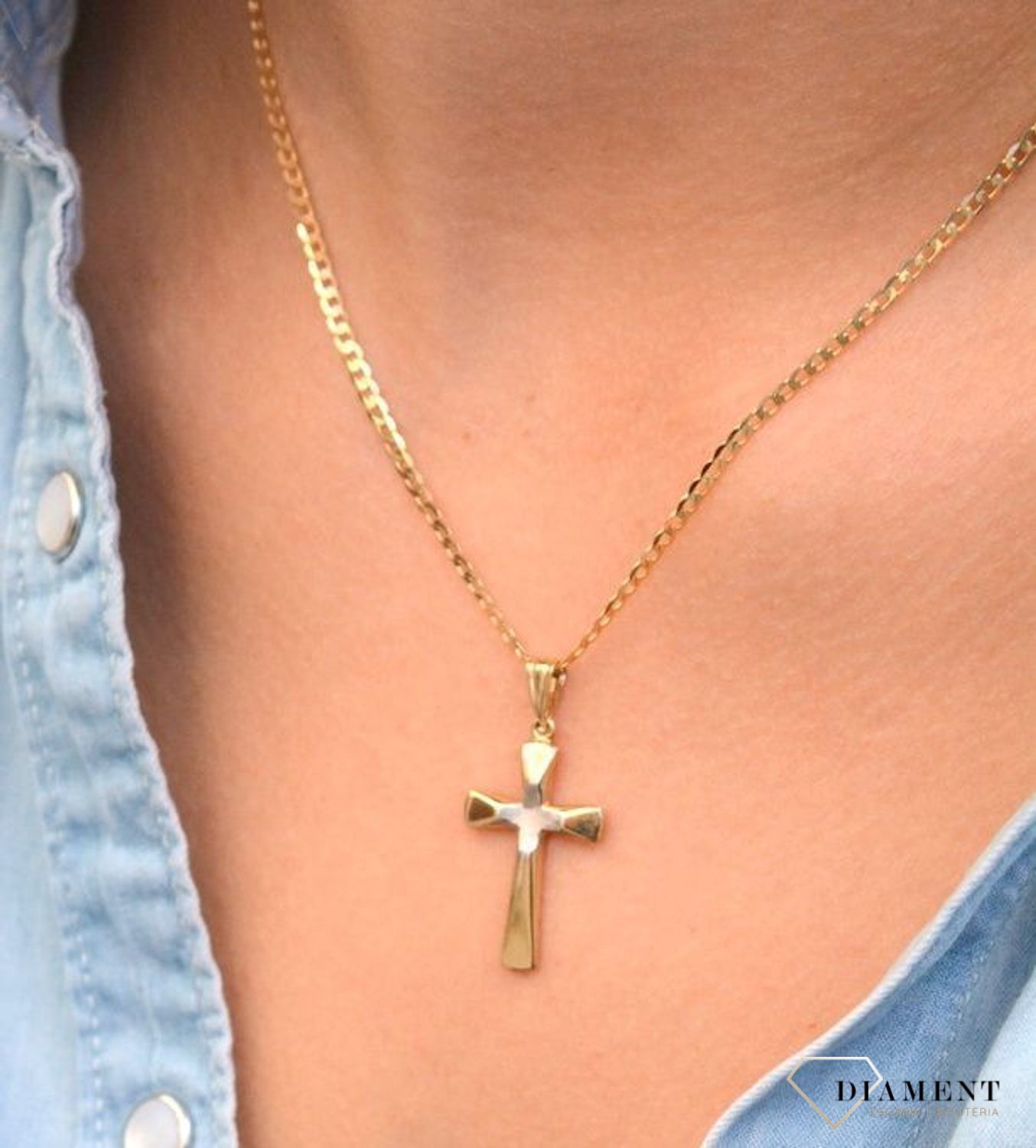Złota zawieszka na łańcuszek krzyżyk wypukły z białym matowym złotem DIA-ZAW-7014-585. Złoty wisiorek krzyżyk to biżuteria sakralna, która sprawdzi się jako prezent na takie okazje jak chrzest, bierzmowanie czy komunia..jpg