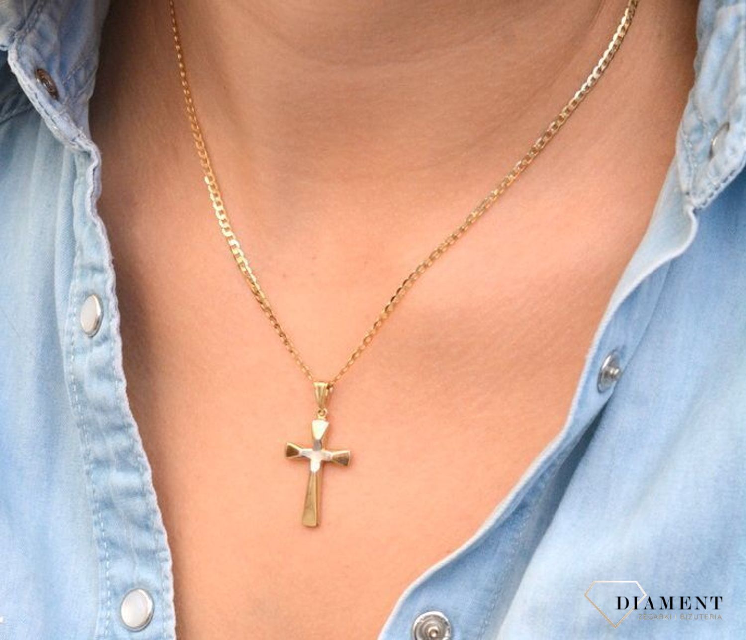 Złota zawieszka na łańcuszek krzyżyk wypukły z białym matowym złotem DIA-ZAW-7014-585. Złoty wisiorek krzyżyk to biżuteria sakralna, która sprawdzi się jako prezent na takie okazje jak chrzest, bierzmowanie czy komunia..jpg