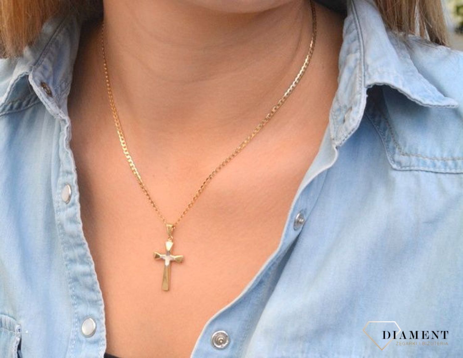 Złota zawieszka na łańcuszek krzyżyk wypukły z białym matowym złotem DIA-ZAW-7014-585. Złoty wisiorek krzyżyk to biżuteria sakralna, która sprawdzi się jako prezent na takie okazje jak chrzest, bierzmowanie czy komunia..jpg