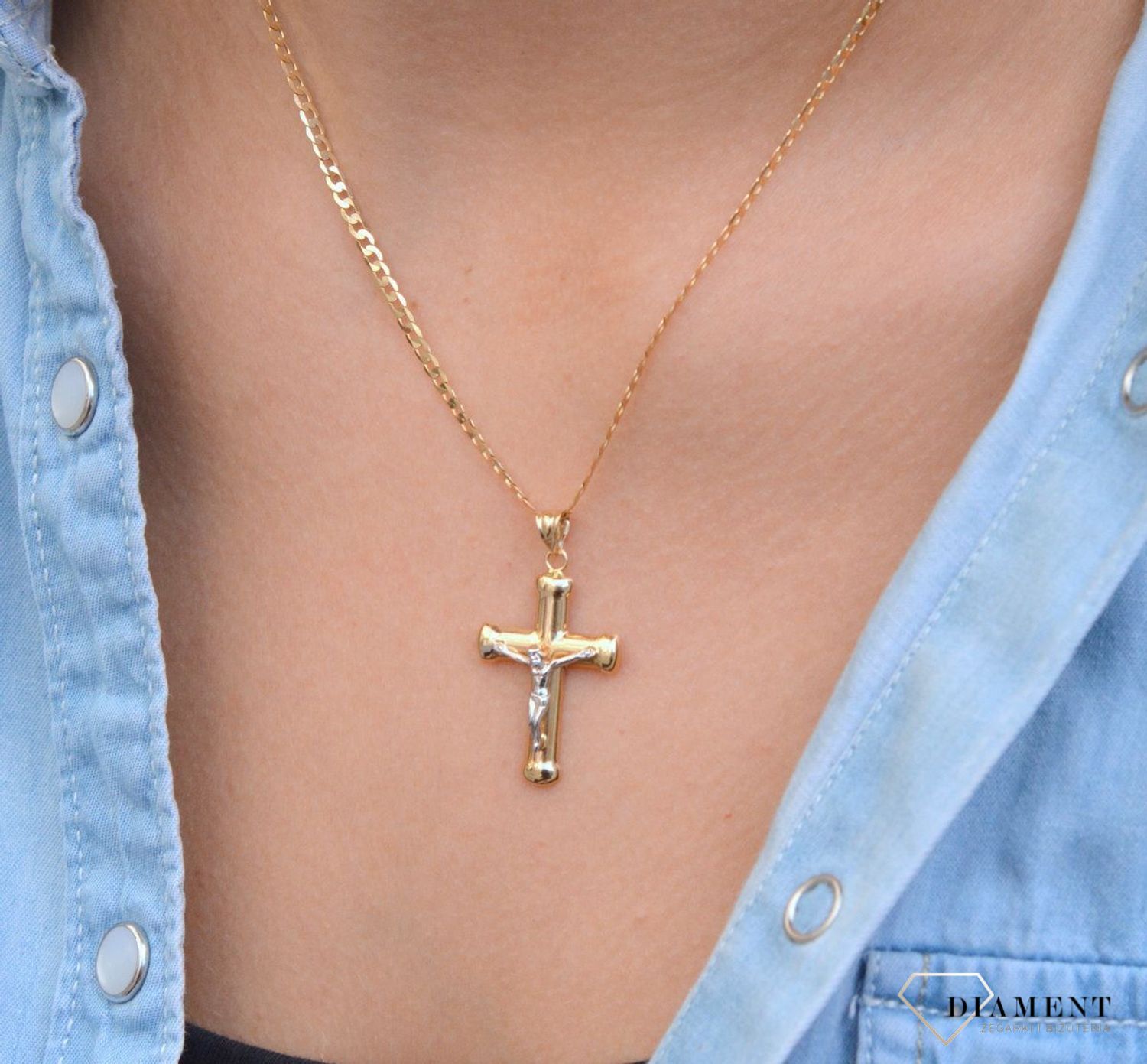 Złota zawieszka na łańcuszek krzyżyk 3 cm z białym złotem DIA-ZAW-7015-585. Złoty wisiorek krzyżyk z wizerunkiem Pana Jezusa to biżuteria sakralna, która sprawdzi się jako prezent na takie okazje jak chrzest, bierzmowanie czy.jpg