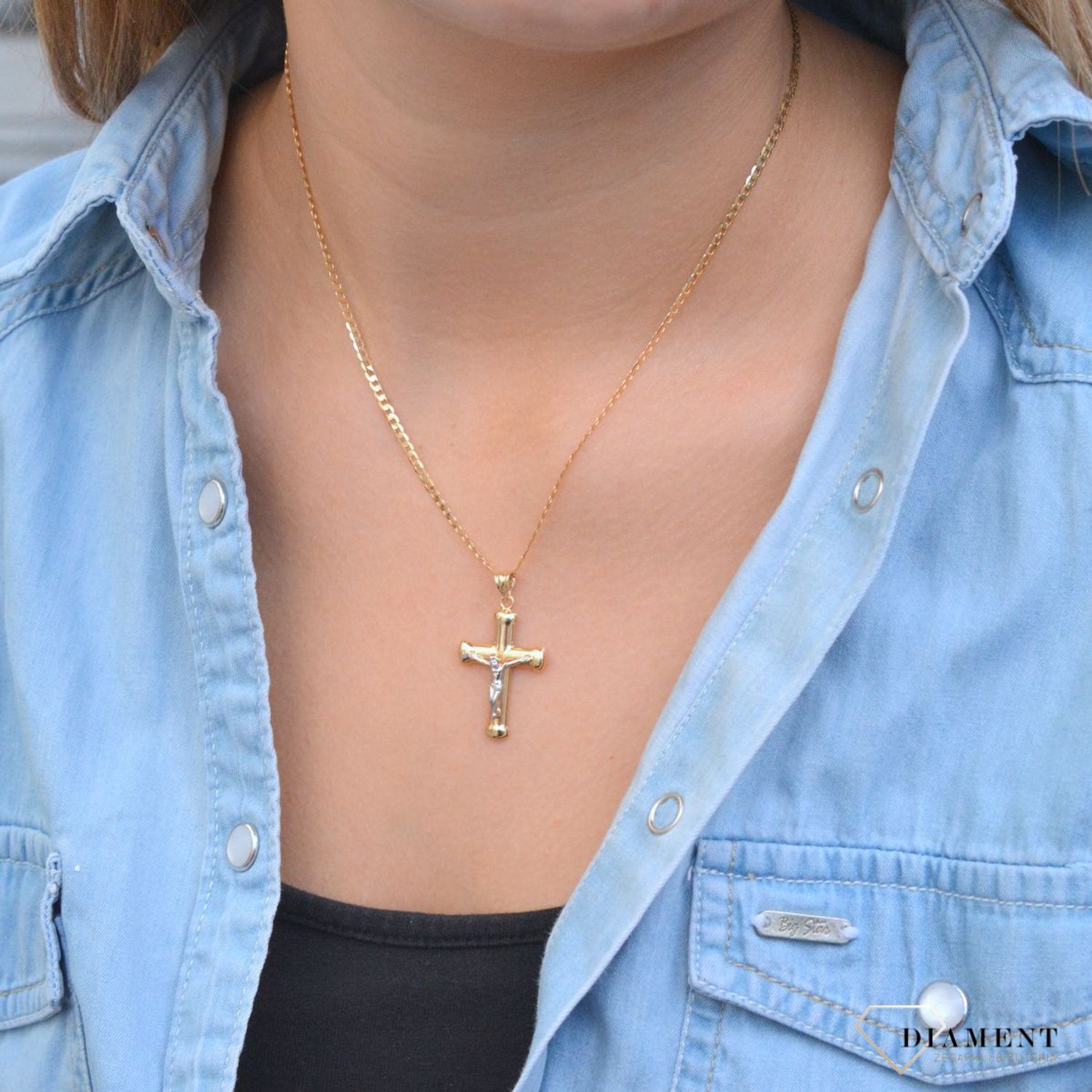 Złota zawieszka na łańcuszek krzyżyk 3 cm z białym złotem DIA-ZAW-7015-585. Złoty wisiorek krzyżyk z wizerunkiem Pana Jezusa to biżuteria sakralna, która sprawdzi się jako prezent na takie okazje jak chrzest, bierzmowanie czy.jpg