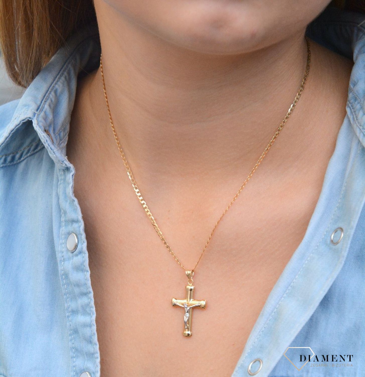 Złota zawieszka na łańcuszek krzyżyk 3 cm z białym złotem DIA-ZAW-7015-585. Złoty wisiorek krzyżyk z wizerunkiem Pana Jezusa to biżuteria sakralna, która sprawdzi się jako prezent na takie okazje jak chrzest, bierzmowanie czy.jpg