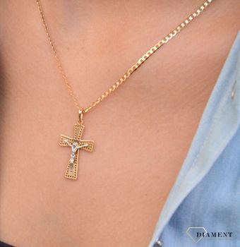 Złota zawieszka na łańcuszek krzyżyk ażurowy z wizerunkiem Jezusa DIA-ZAW-7017-585 (1).JPG