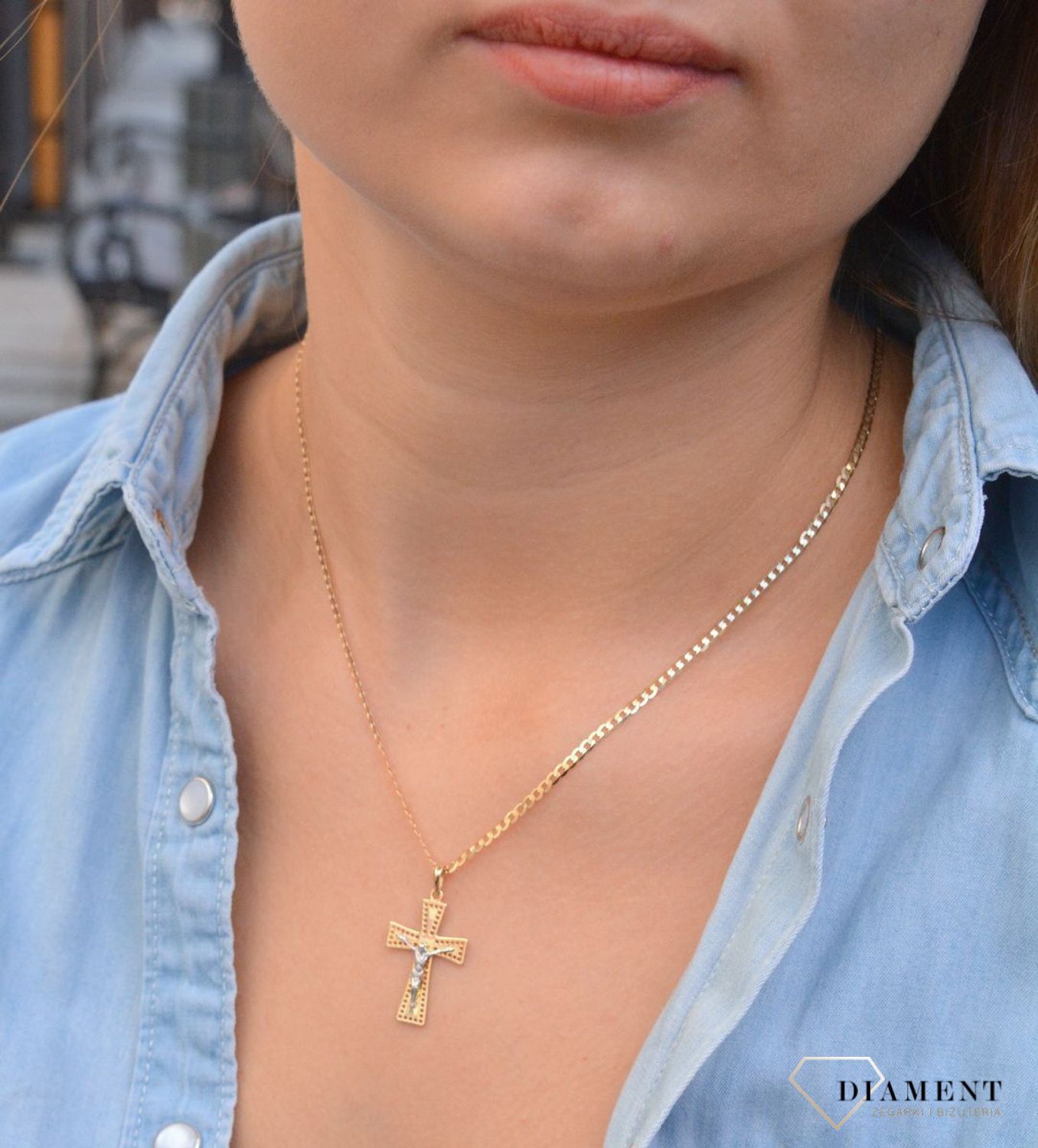 Złota zawieszka na łańcuszek krzyżyk ażurowy z wizerunkiem Jezusa DIA-ZAW-7017-585. Złoty wisiorek krzyżyk z wizerunkiem Pana Jezusa to biżuteria sakralna, która sprawdzi się jako prezent na takie okazje jak chrzest, bierzmowa.jpg