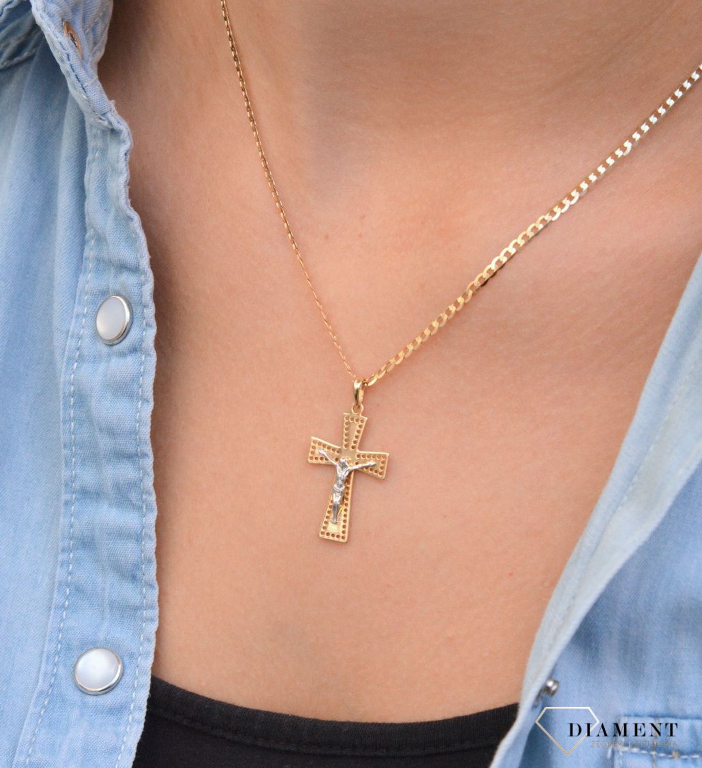 Złota zawieszka na łańcuszek krzyżyk ażurowy z wizerunkiem Jezusa DIA-ZAW-7017-585. Złoty wisiorek krzyżyk z wizerunkiem Pana Jezusa to biżuteria sakralna, która sprawdzi się jako prezent na takie okazje jak chrzest, bierzmowa.jpg