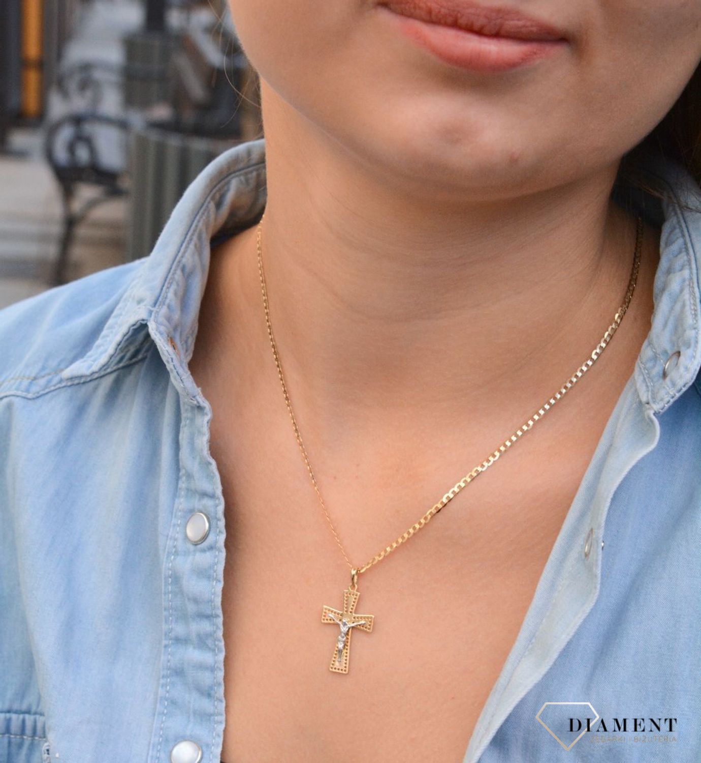 Złota zawieszka na łańcuszek krzyżyk ażurowy z wizerunkiem Jezusa DIA-ZAW-7017-585. Złoty wisiorek krzyżyk z wizerunkiem Pana Jezusa to biżuteria sakralna, która sprawdzi się jako prezent na takie okazje jak chrzest, bierzmowa.jpg