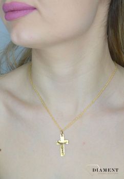 Złota zawieszka Apart na łańcuszek krzyżyk falowany ze złotym wizerunkiem DIA-ZAW-7018-585. Złoty wisiorek krzyżyk z wizerunkiem Pana Jezusa to biżuteria sakralna, która sprawdzi się jako prezent na takie okazje jak chrzest, bierzmowani (3).JPG