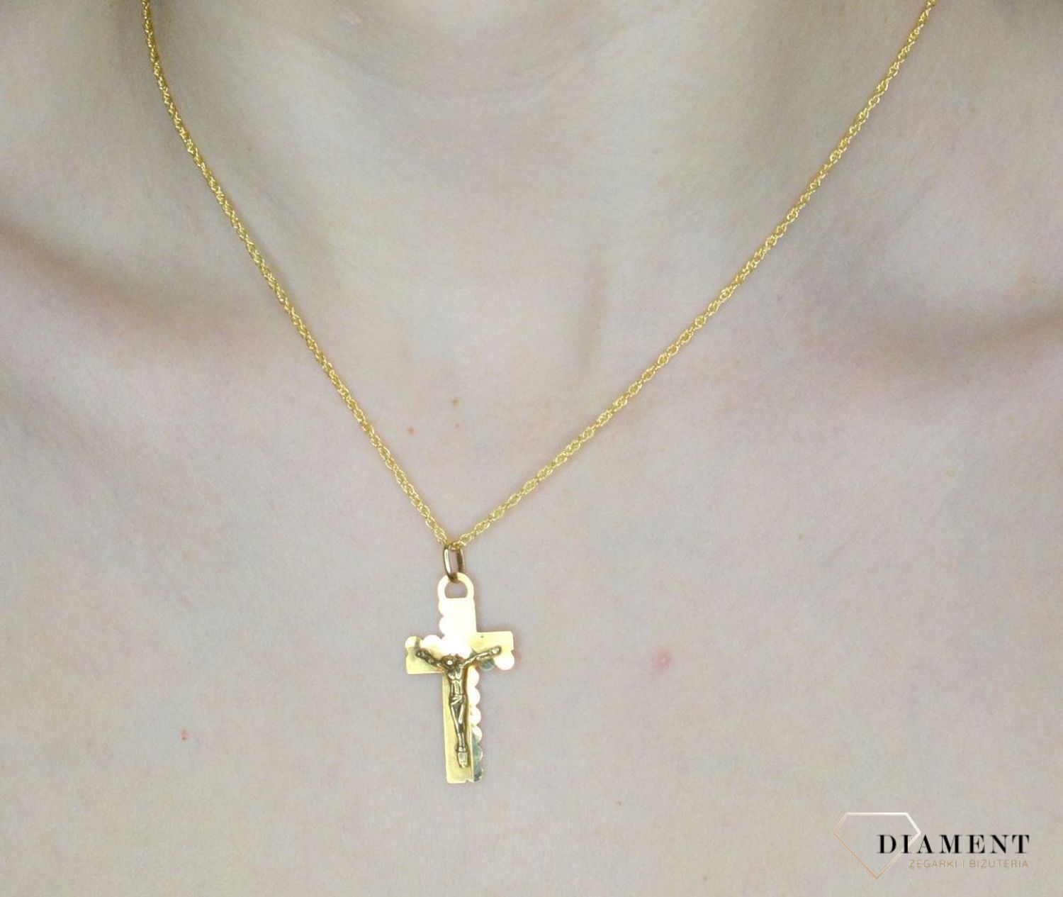 Złota zawieszka Apart na łańcuszek krzyżyk falowany ze złotym wizerunkiem DIA-ZAW-7018-585.jpg