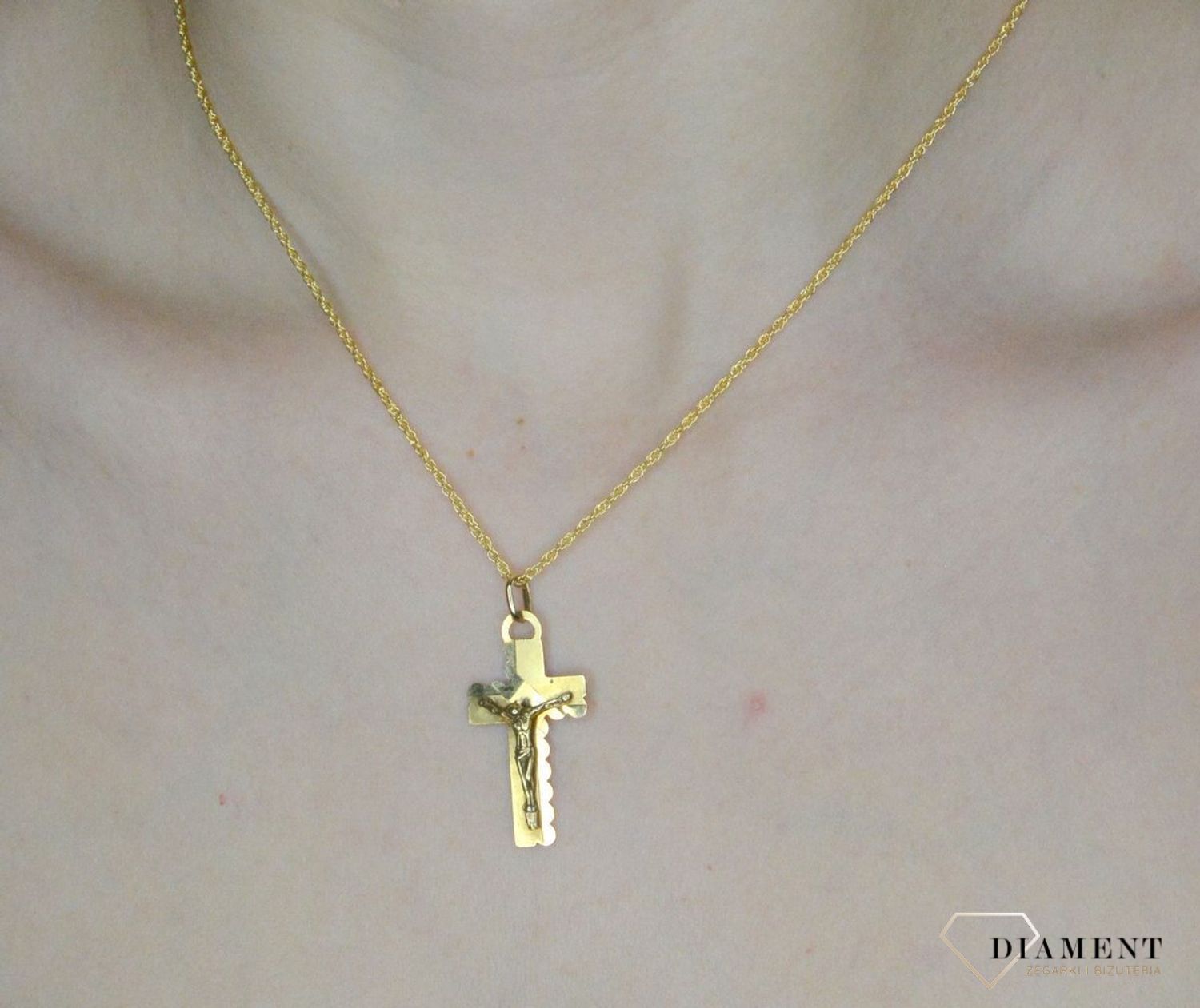 Złota zawieszka Apart na łańcuszek krzyżyk falowany ze złotym wizerunkiem DIA-ZAW-7018-585.jpg