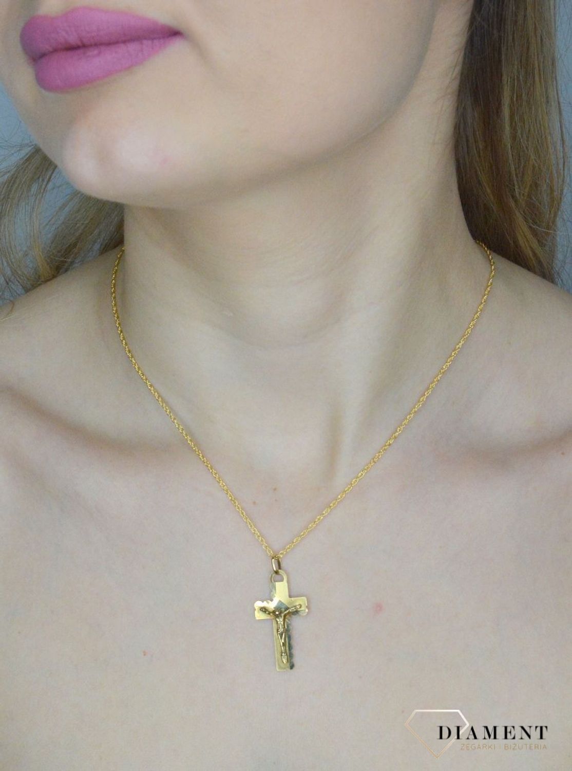 Złota zawieszka Apart na łańcuszek krzyżyk falowany ze złotym wizerunkiem DIA-ZAW-7018-585.jpg