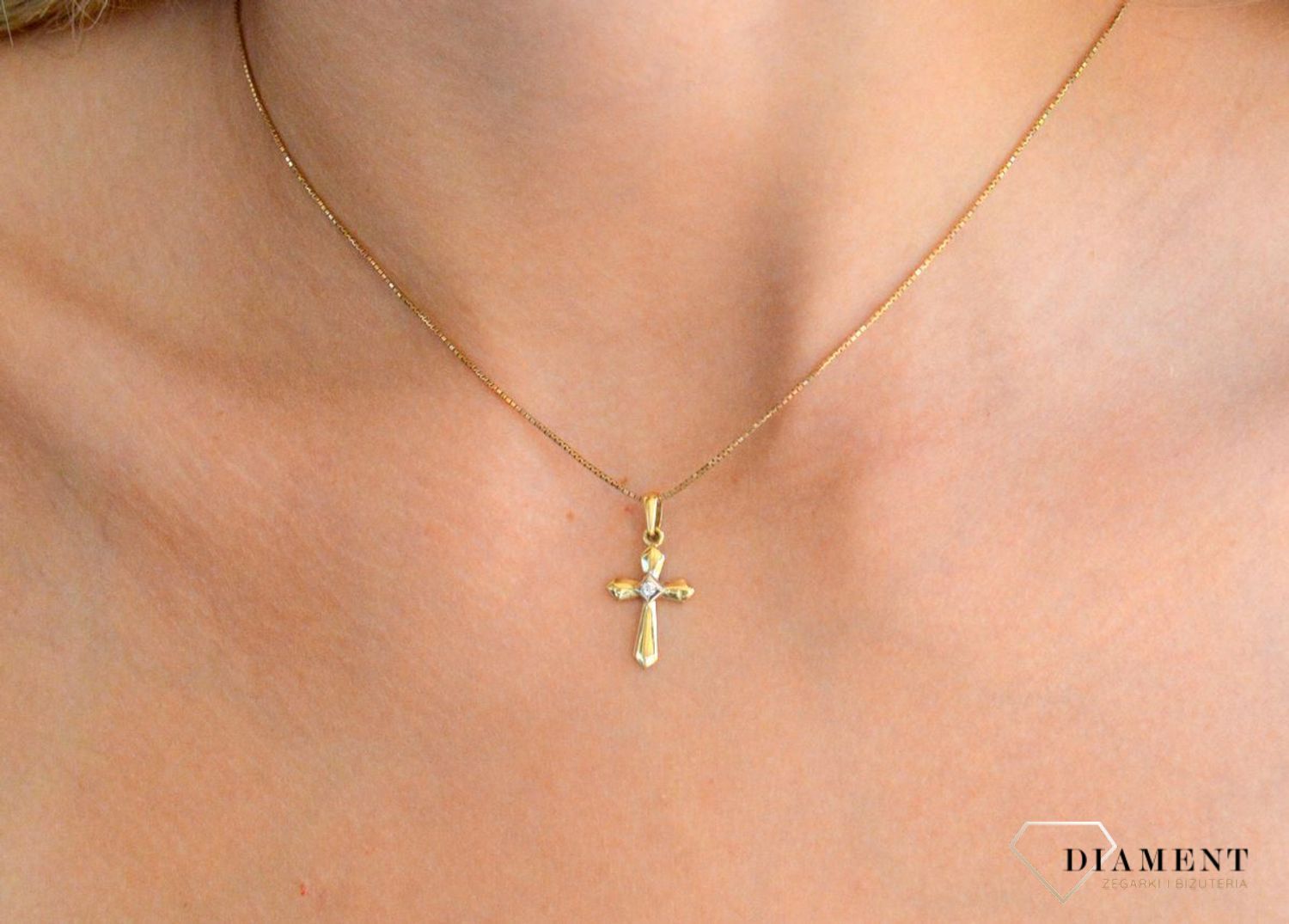 Zawieszka złota Krzyżyk 585 z cyrkonią DIA-ZAW-7019-585.jpg