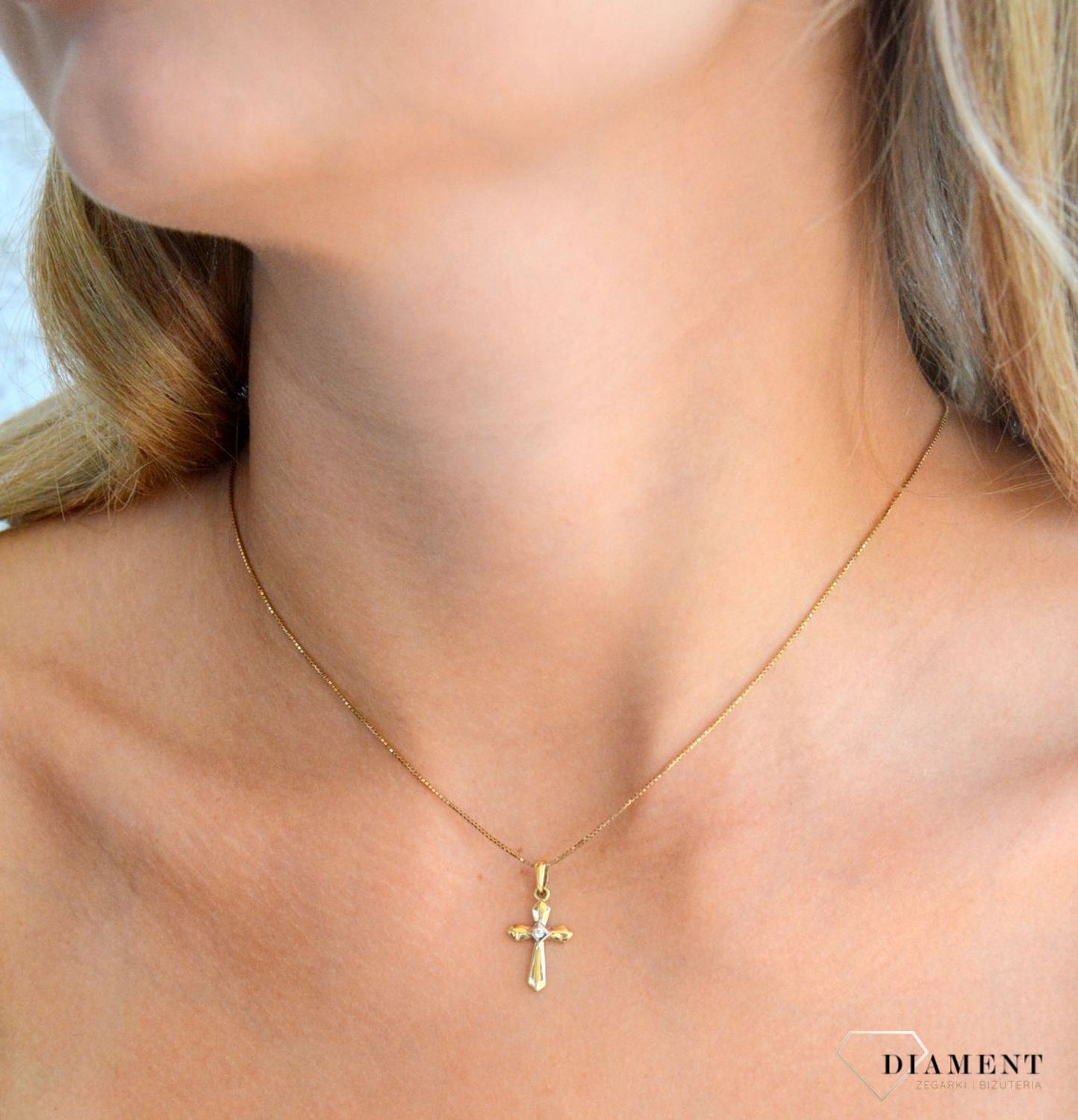 Zawieszka złota Krzyżyk 585 z cyrkonią DIA-ZAW-7019-585.jpg
