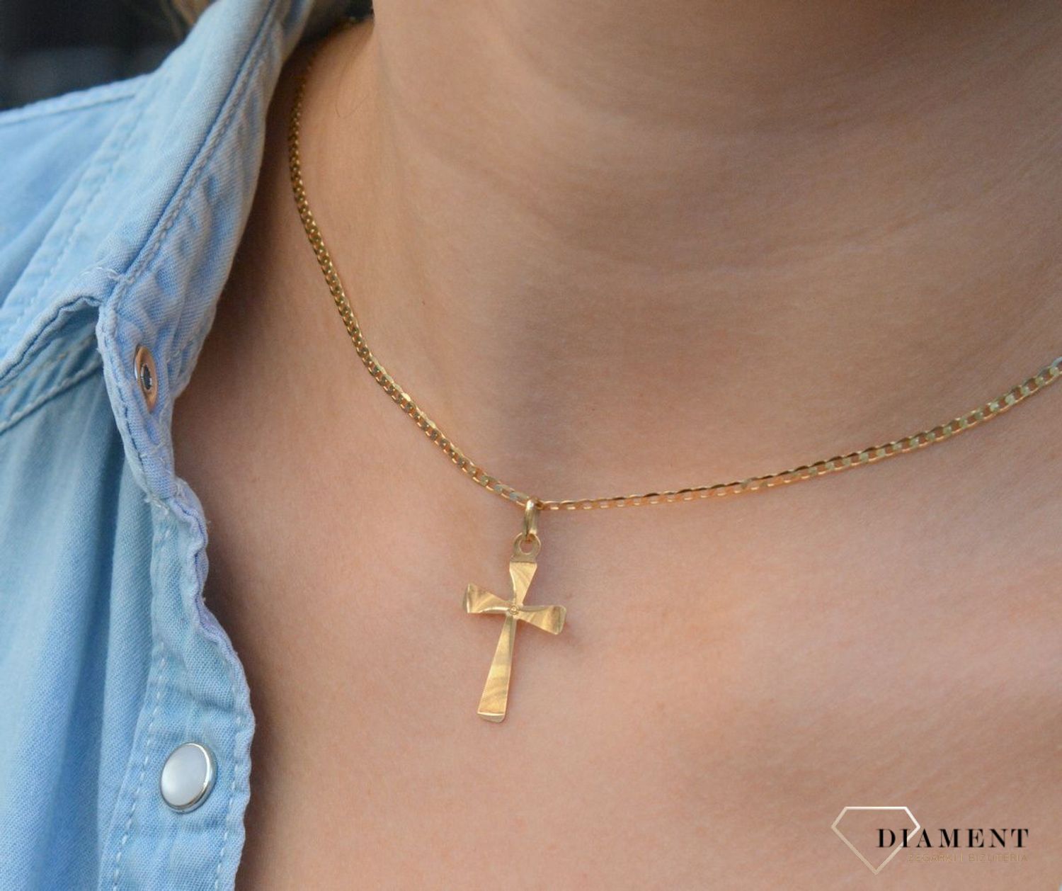 Złota zawieszka na łańcuszek krzyżyk trójwymiarowy z diamentowaniem DIA-ZAW-7020-585. Złoty wisiorek krzyżyk to biżuteria sakralna, która sprawdzi się jako prezent na takie okazje jak chrzest, bierzmowanie czy komunia..jpg