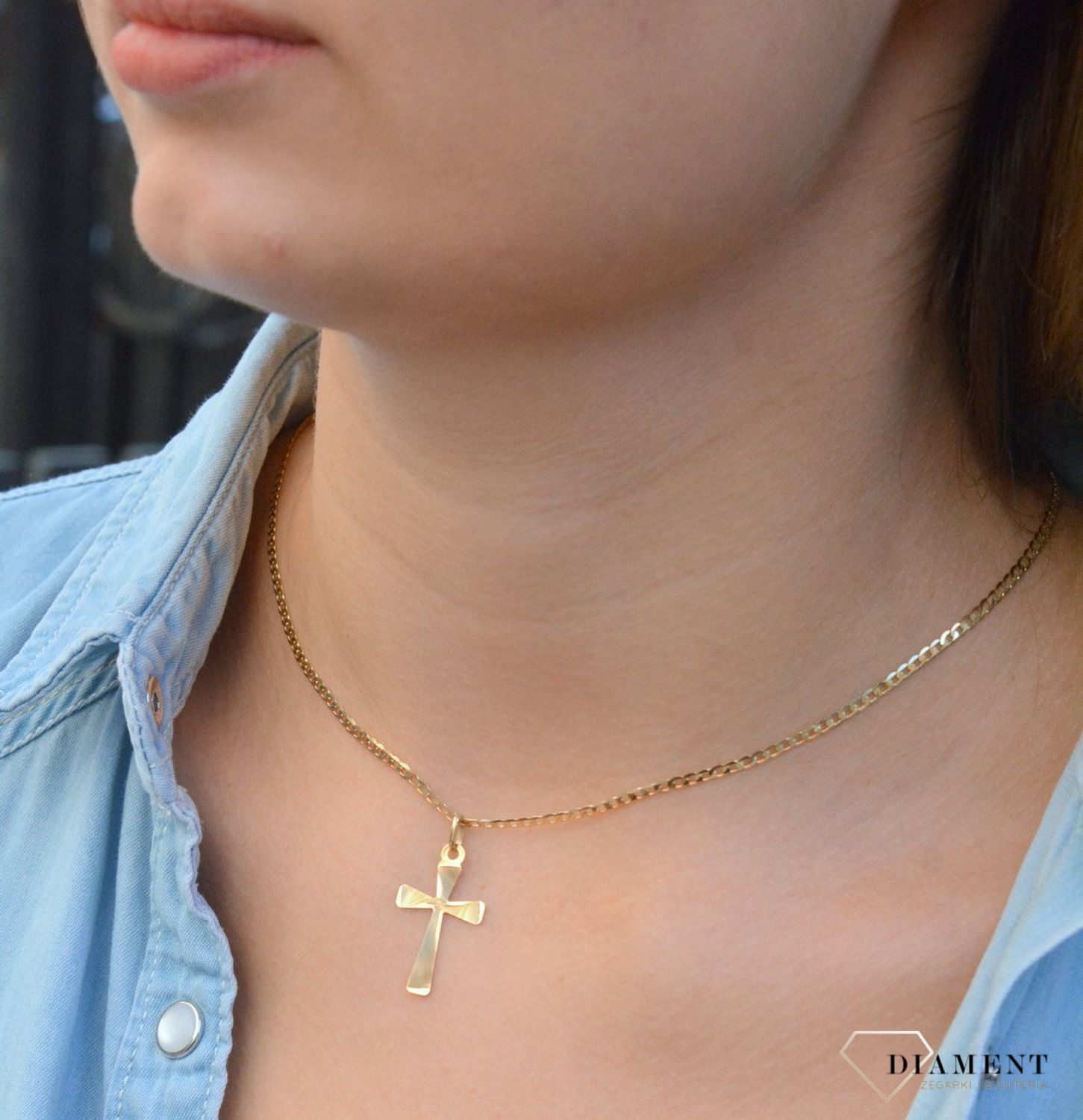 Złota zawieszka na łańcuszek krzyżyk trójwymiarowy z diamentowaniem DIA-ZAW-7020-585. Złoty wisiorek krzyżyk to biżuteria sakralna, która sprawdzi się jako prezent na takie okazje jak chrzest, bierzmowanie czy komunia..jpg