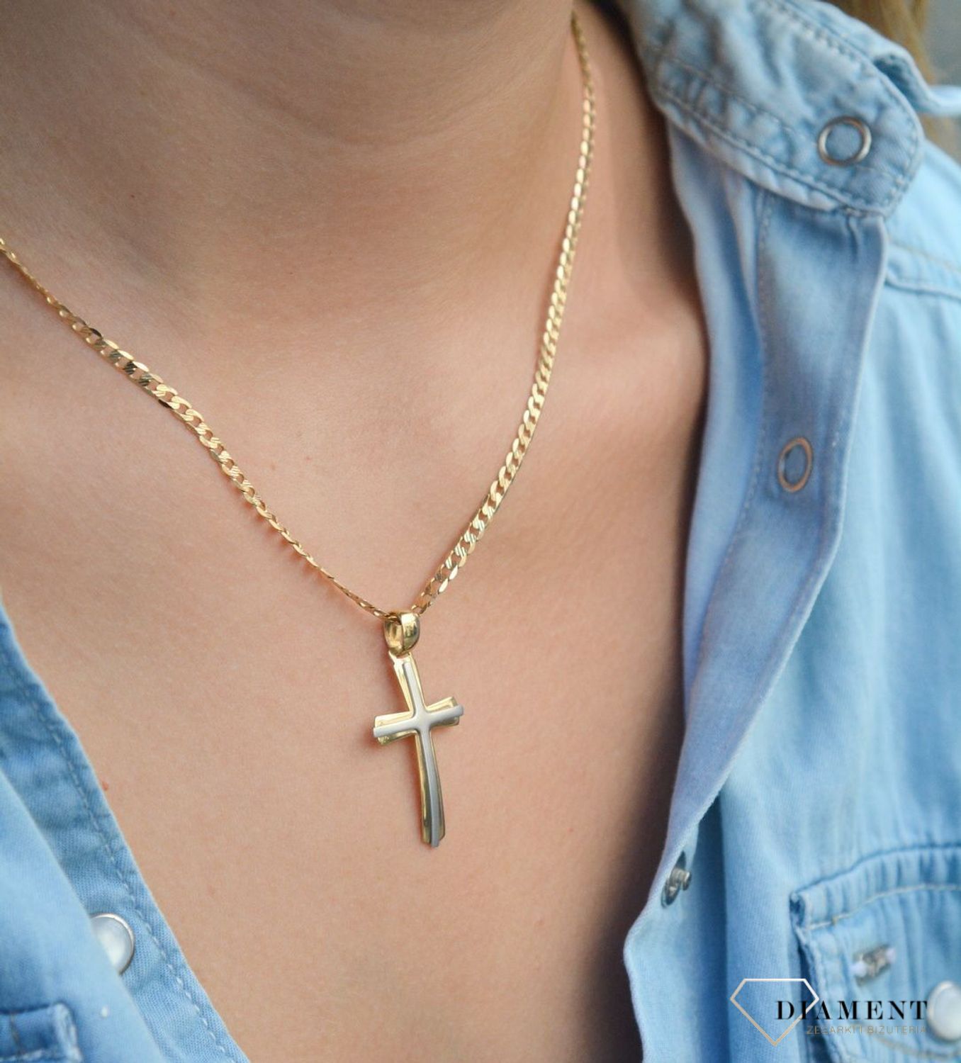 Złota zawieszka na łańcuszek krzyżyk z białym matowym złotem DIA-ZAW-7021-585. Złoty wisiorek krzyżyk to biżuteria sakralna, która sprawdzi się jako prezent na takie okazje jak chrzest, bierzmowanie czy komunia..jpg