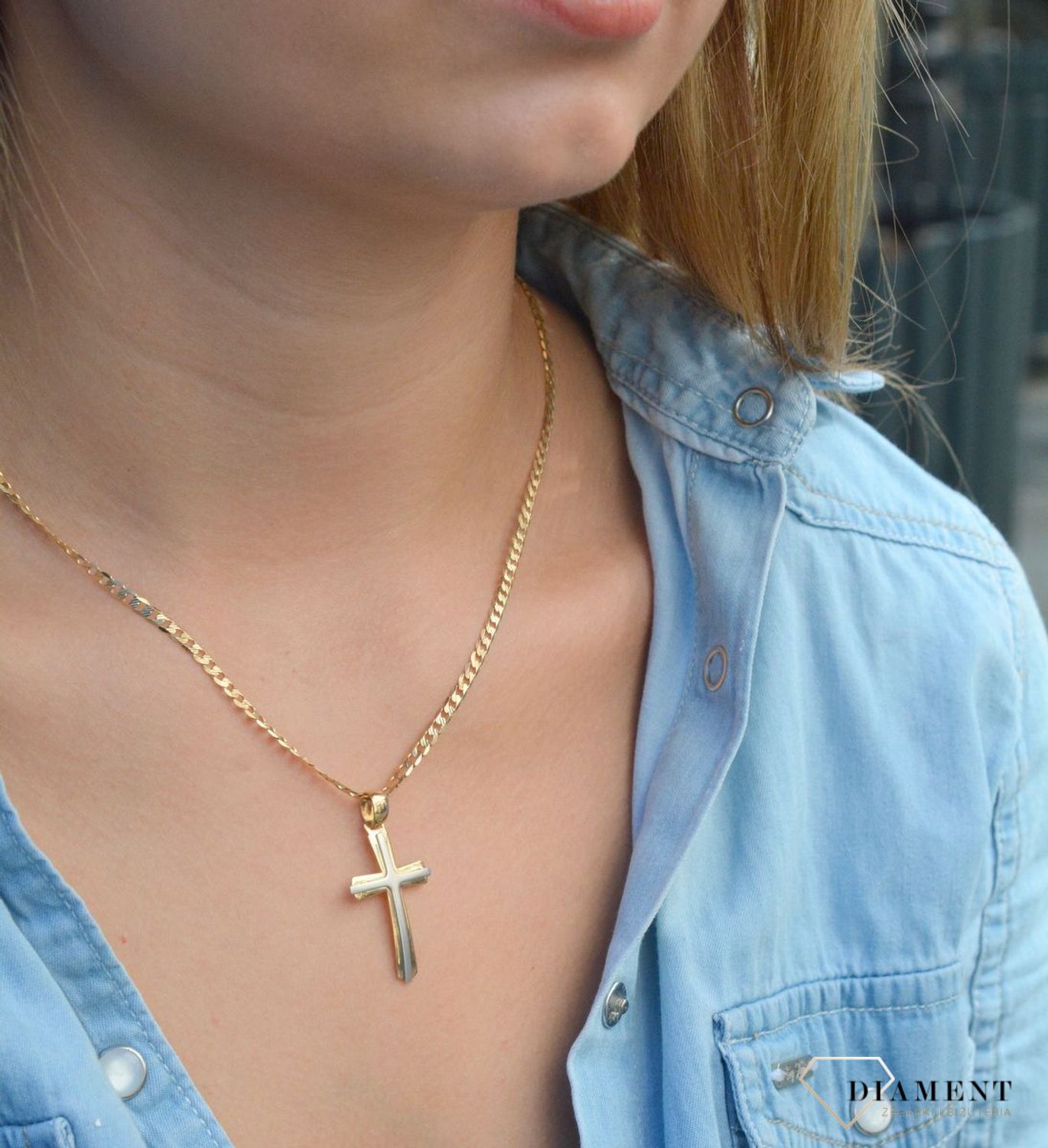 Złota zawieszka na łańcuszek krzyżyk z białym matowym złotem DIA-ZAW-7021-585. Złoty wisiorek krzyżyk to biżuteria sakralna, która sprawdzi się jako prezent na takie okazje jak chrzest, bierzmowanie czy komunia..jpg