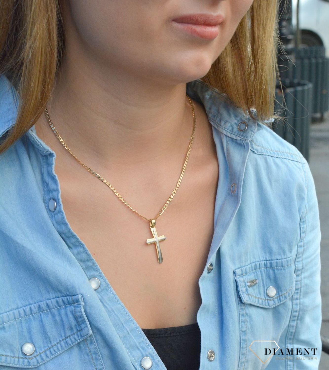 Złota zawieszka na łańcuszek krzyżyk z białym matowym złotem DIA-ZAW-7021-585. Złoty wisiorek krzyżyk to biżuteria sakralna, która sprawdzi się jako prezent na takie okazje jak chrzest, bierzmowanie czy komunia..jpg