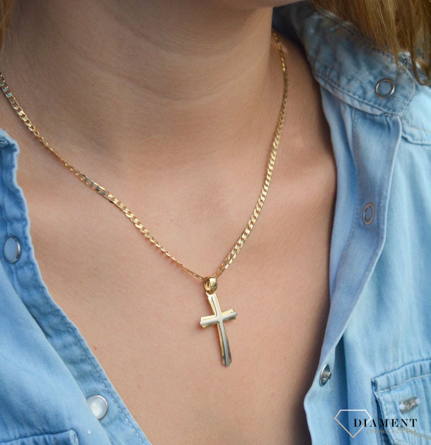 Złota zawieszka na łańcuszek krzyżyk z białym matowym złotem DIA-ZAW-7021-585. Złoty wisiorek krzyżyk to biżuteria sakralna, która sprawdzi się jako prezent na takie okazje jak chrzest, bierzmowanie czy komunia..jpg