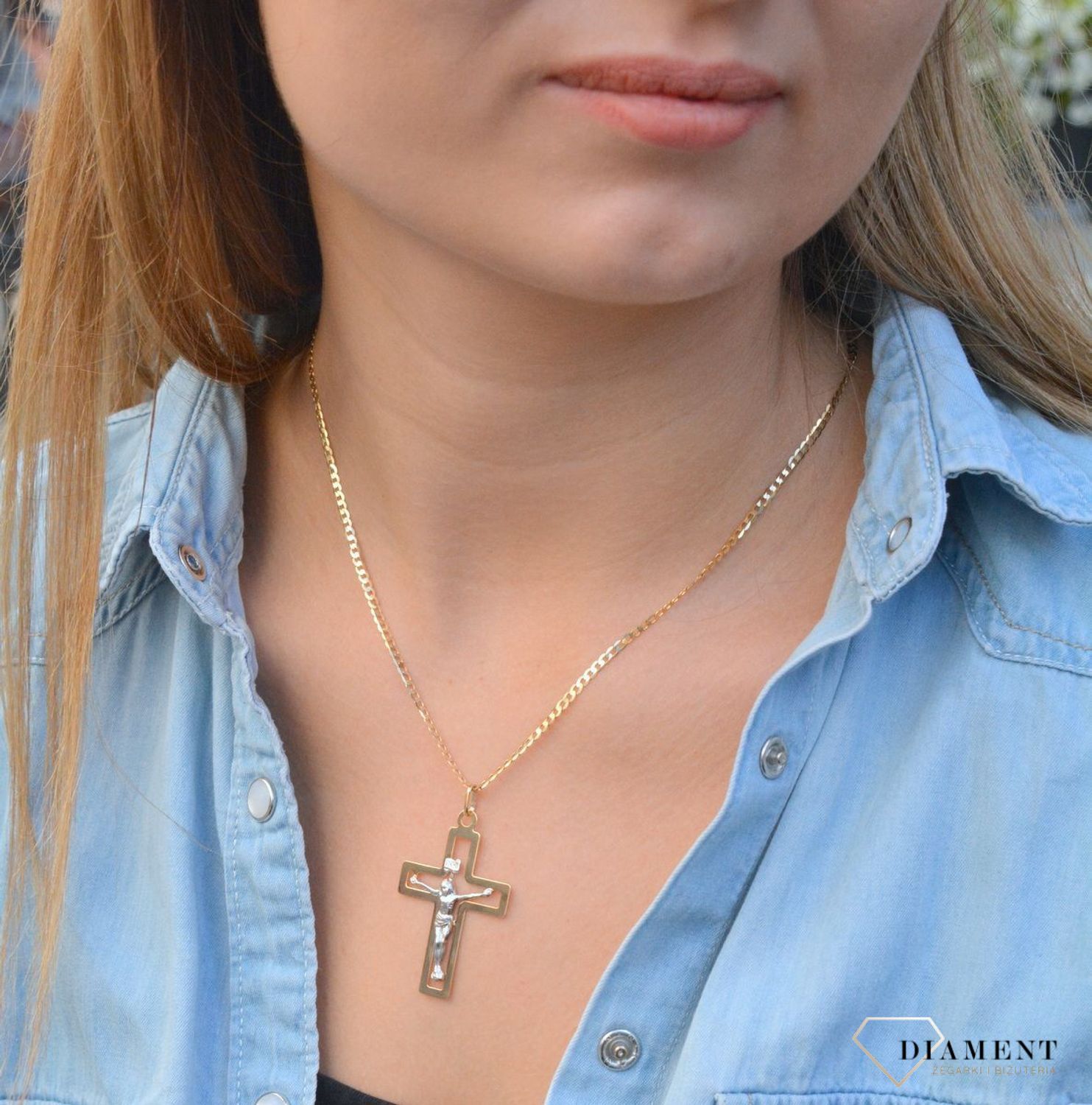Złota zawieszka na łańcuszek krzyżyk z wizerunkiem Jezusa w białym złocie DIA-ZAW-7022-585. Złoty wisiorek krzyżyk z wizerunkiem Pana Jezusa to biżuteria sakralna, która sprawdzi się jako prezent na takie okazje jak chrzest, b.jpg