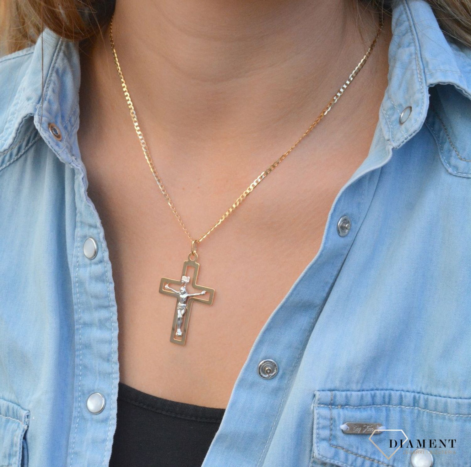 Złota zawieszka na łańcuszek krzyżyk z wizerunkiem Jezusa w białym złocie DIA-ZAW-7022-585. Złoty wisiorek krzyżyk z wizerunkiem Pana Jezusa to biżuteria sakralna, która sprawdzi się jako prezent na takie okazje jak chrzest, b.jpg