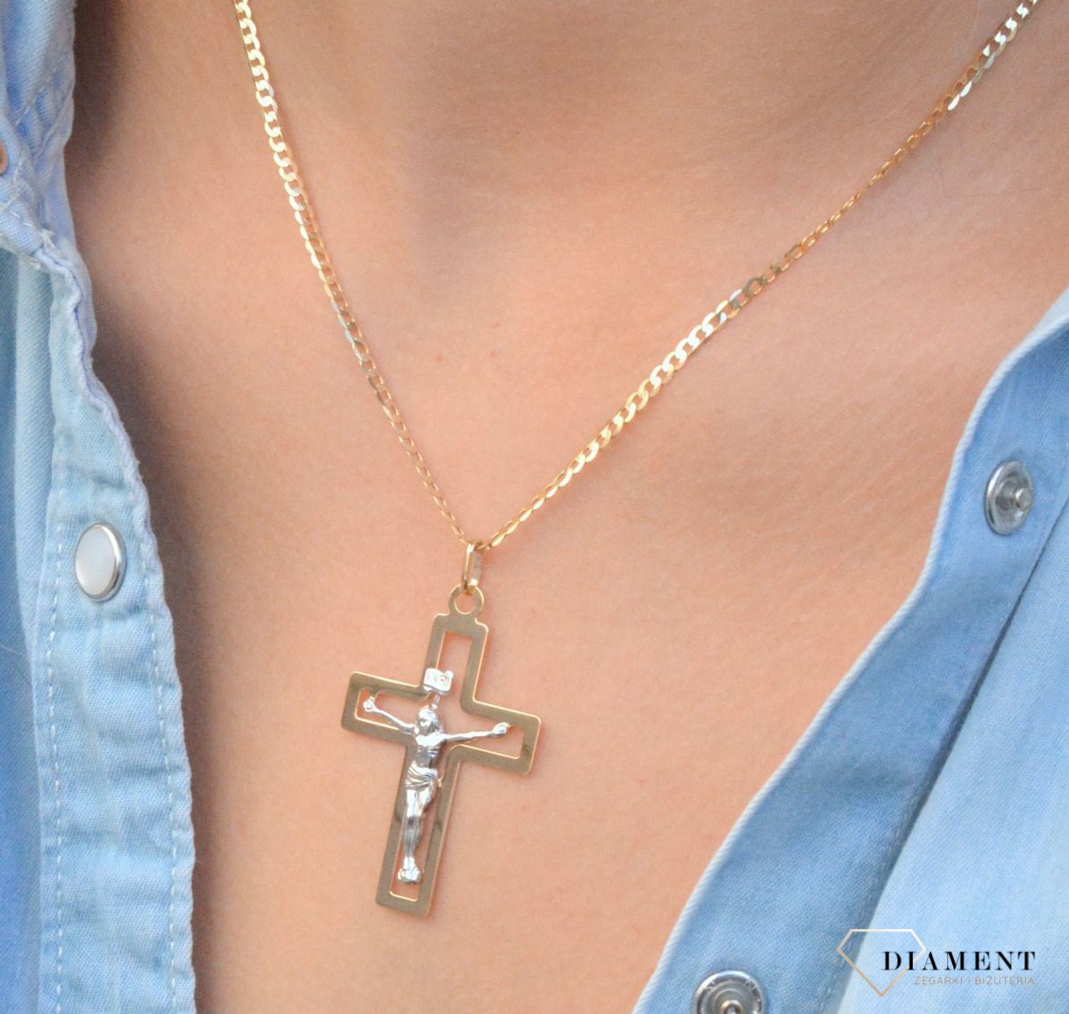 Złota zawieszka na łańcuszek krzyżyk z wizerunkiem Jezusa w białym złocie DIA-ZAW-7022-585. Złoty wisiorek krzyżyk z wizerunkiem Pana Jezusa to biżuteria sakralna, która sprawdzi się jako prezent na takie okazje jak chrzest, b.jpg