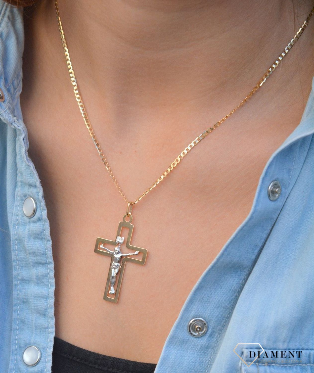 Złota zawieszka na łańcuszek krzyżyk z wizerunkiem Jezusa w białym złocie DIA-ZAW-7022-585. Złoty wisiorek krzyżyk z wizerunkiem Pana Jezusa to biżuteria sakralna, która sprawdzi się jako prezent na takie okazje jak chrzest, b.jpg