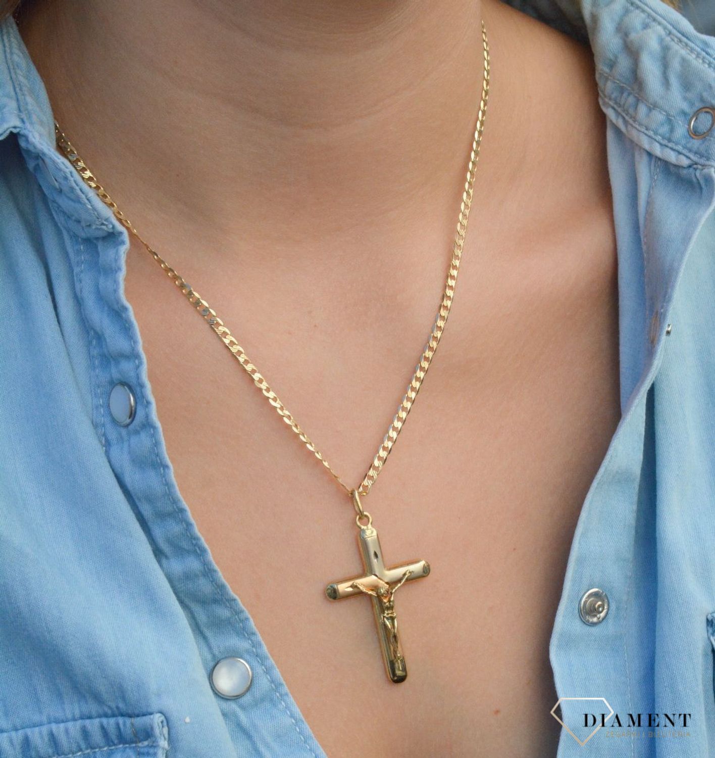 Złota zawieszka na łańcuszek krzyżyk Jezus na krzyżu matowy DIA-ZAW-7023-585. Złoty wisiorek krzyżyk z wizerunkiem Pana Jezusa to biżuteria sakralna, która sprawdzi się jako prezent na takie okazje jak chrzest, bierzmowanie cz.jpg