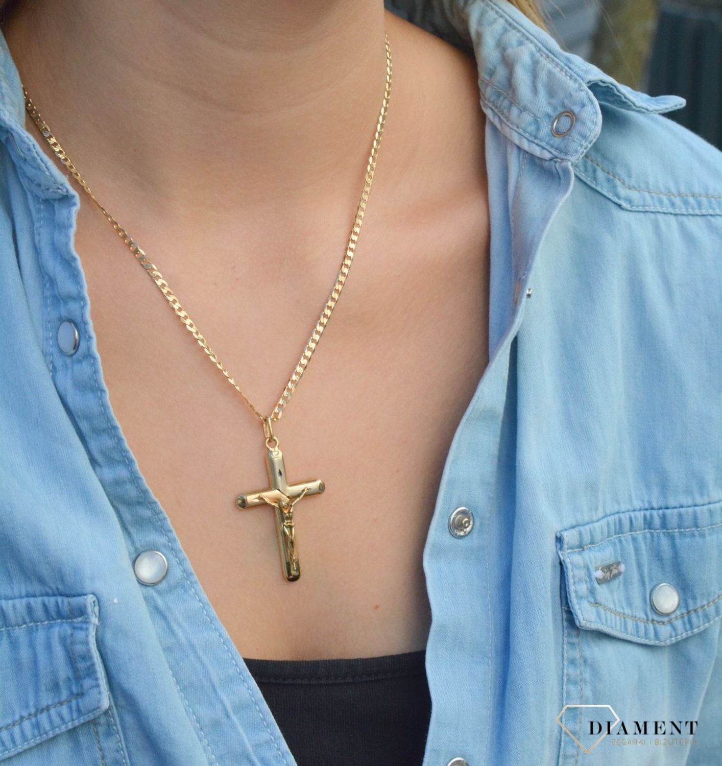 Złota zawieszka na łańcuszek krzyżyk Jezus na krzyżu matowy DIA-ZAW-7023-585. Złoty wisiorek krzyżyk z wizerunkiem Pana Jezusa to biżuteria sakralna, która sprawdzi się jako prezent na takie okazje jak chrzest, bierzmowanie cz.jpg
