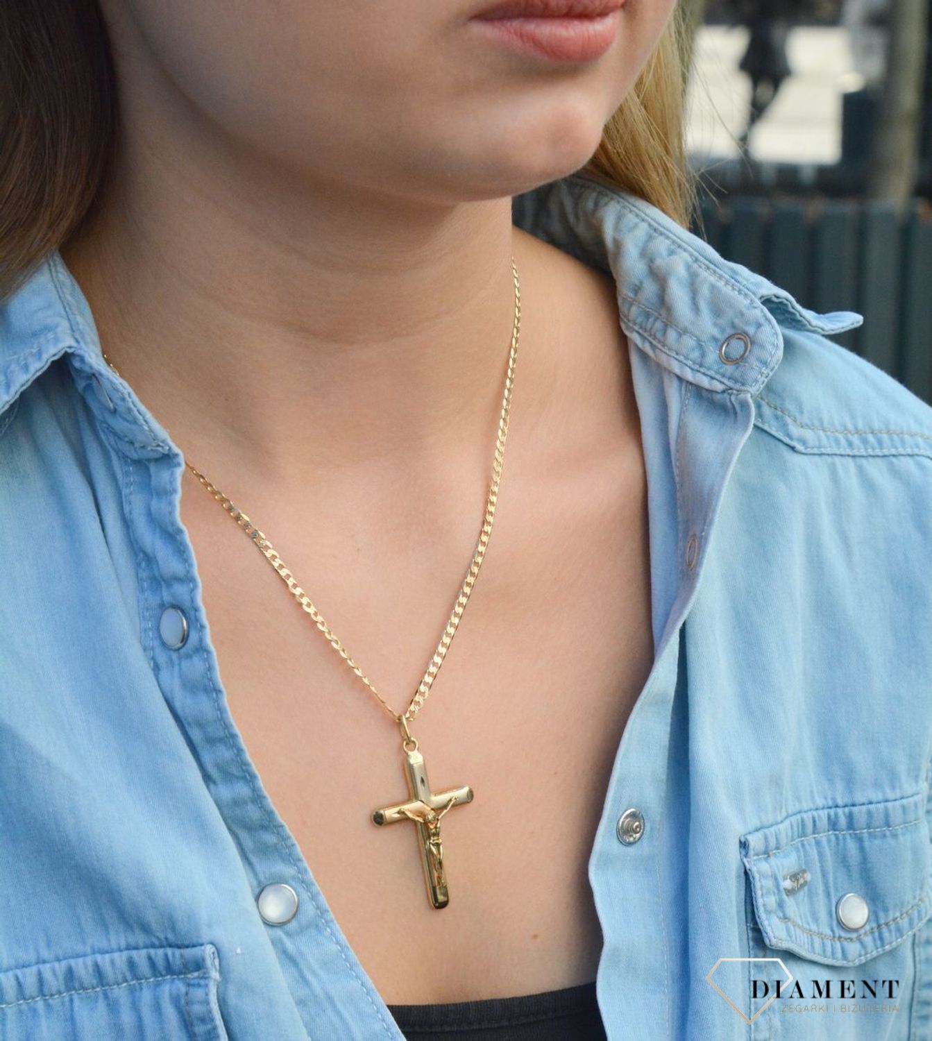 Złota zawieszka na łańcuszek krzyżyk Jezus na krzyżu matowy DIA-ZAW-7023-585. Złoty wisiorek krzyżyk z wizerunkiem Pana Jezusa to biżuteria sakralna, która sprawdzi się jako prezent na takie okazje jak chrzest, bierzmowanie cz.jpg