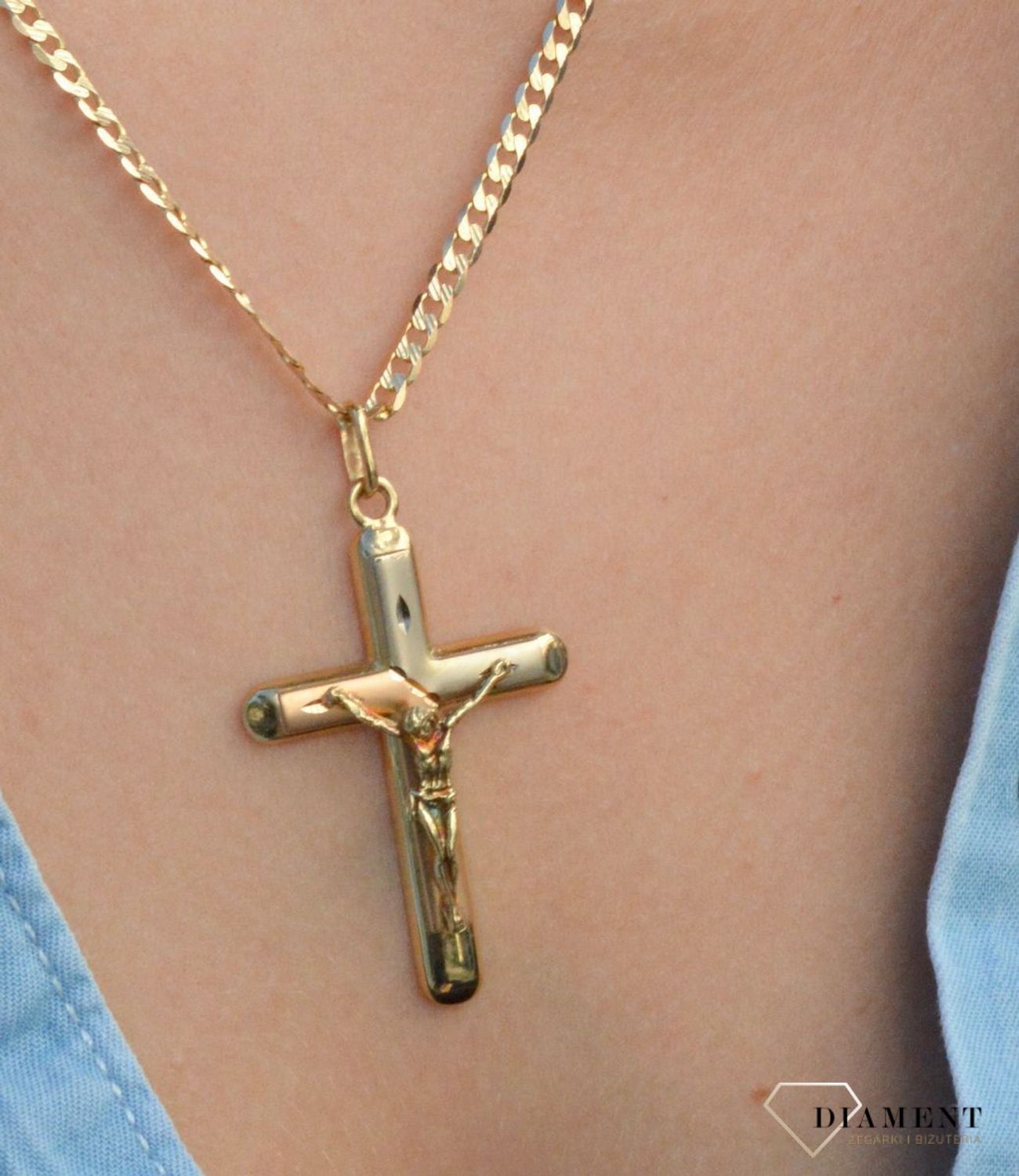 Złota zawieszka na łańcuszek krzyżyk Jezus na krzyżu matowy DIA-ZAW-7023-585. Złoty wisiorek krzyżyk z wizerunkiem Pana Jezusa to biżuteria sakralna, która sprawdzi się jako prezent na takie okazje jak chrzest, bierzmowanie cz.jpg