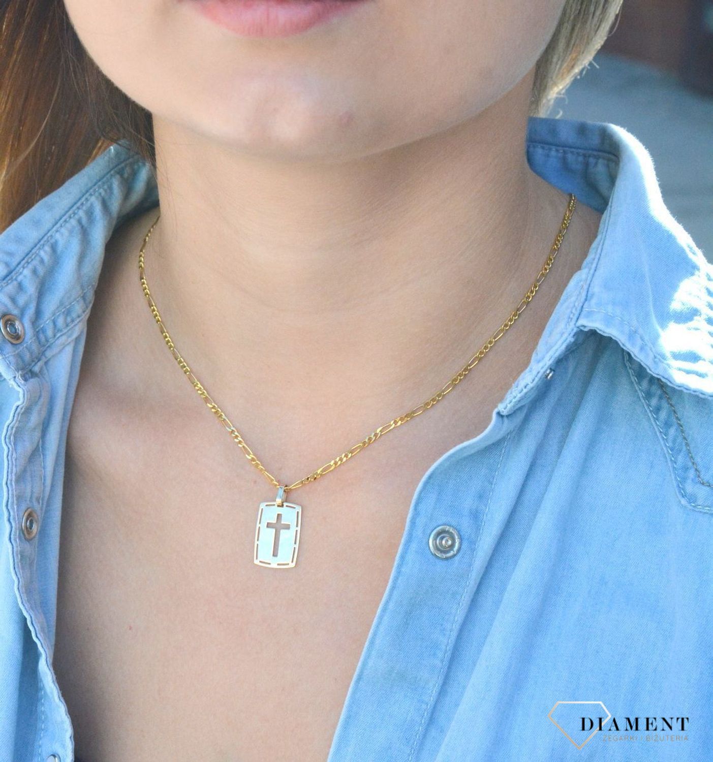 Złota zawieszka na łańcuszek krzyżyk ozdobna blaszka DIA-ZAW-7024-585. Złoty wisiorek krzyżyk to biżuteria sakralna, która sprawdzi się jako prezent na takie okazje jak chrzest, bierzmowanie czy komunia..jpg