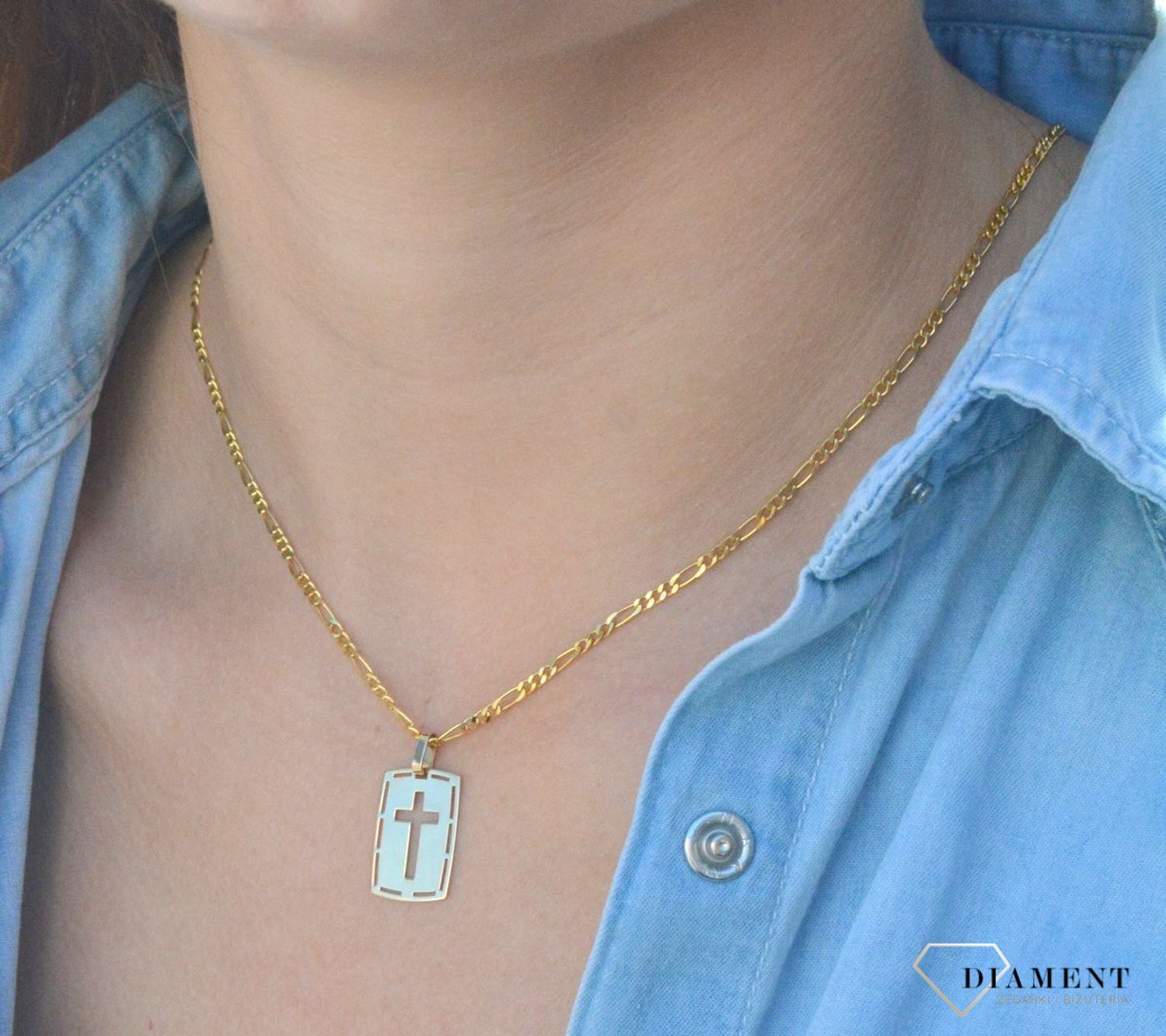 Złota zawieszka na łańcuszek krzyżyk ozdobna blaszka DIA-ZAW-7024-585. Złoty wisiorek krzyżyk to biżuteria sakralna, która sprawdzi się jako prezent na takie okazje jak chrzest, bierzmowanie czy komunia..jpg