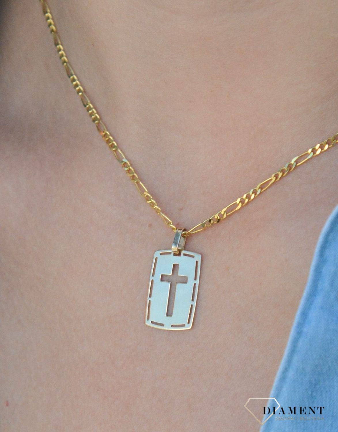 Złota zawieszka na łańcuszek krzyżyk ozdobna blaszka DIA-ZAW-7024-585. Złoty wisiorek krzyżyk to biżuteria sakralna, która sprawdzi się jako prezent na takie okazje jak chrzest, bierzmowanie czy komunia..jpg