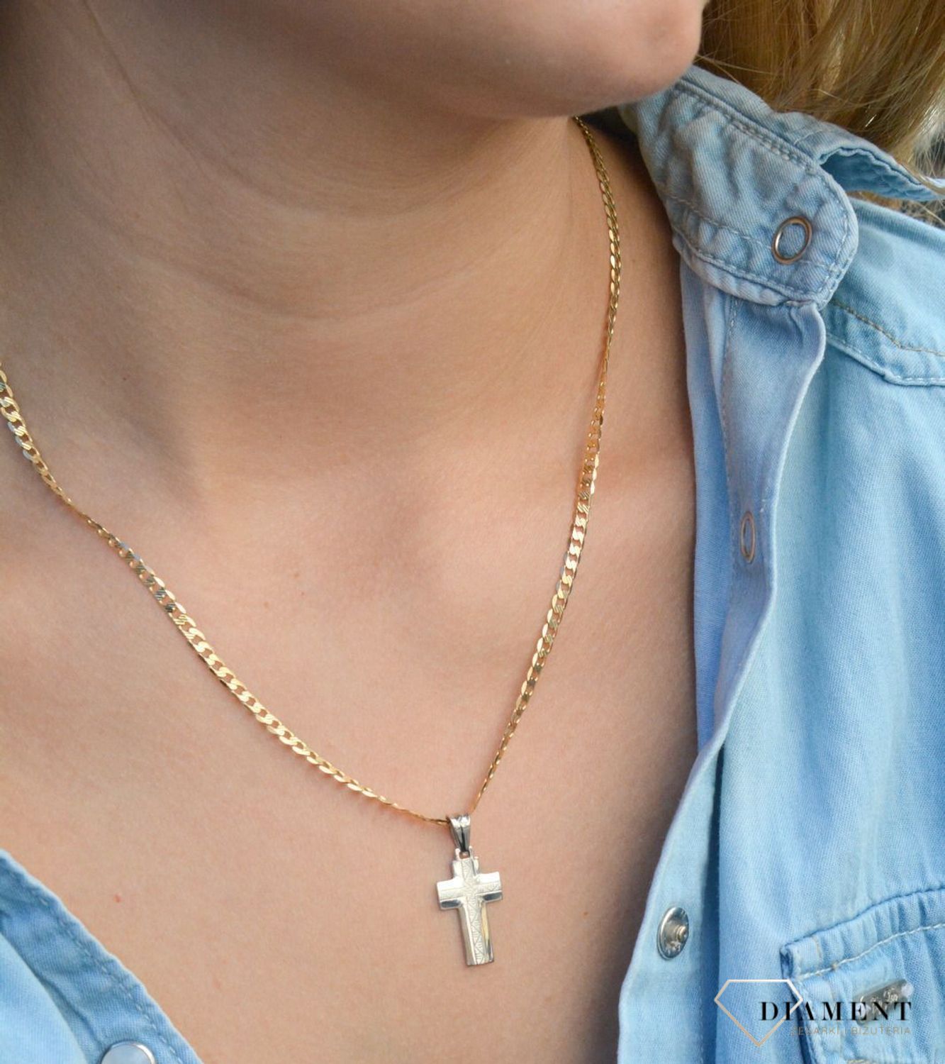 Złota zawieszka na łańcuszek krzyżyk z białego złota DIA-ZAW-7025-585. Złoty wisiorek krzyżyk to biżuteria sakralna, która sprawdzi się jako prezent na takie okazje jak chrzest, bierzmowanie czy komunia..jpg