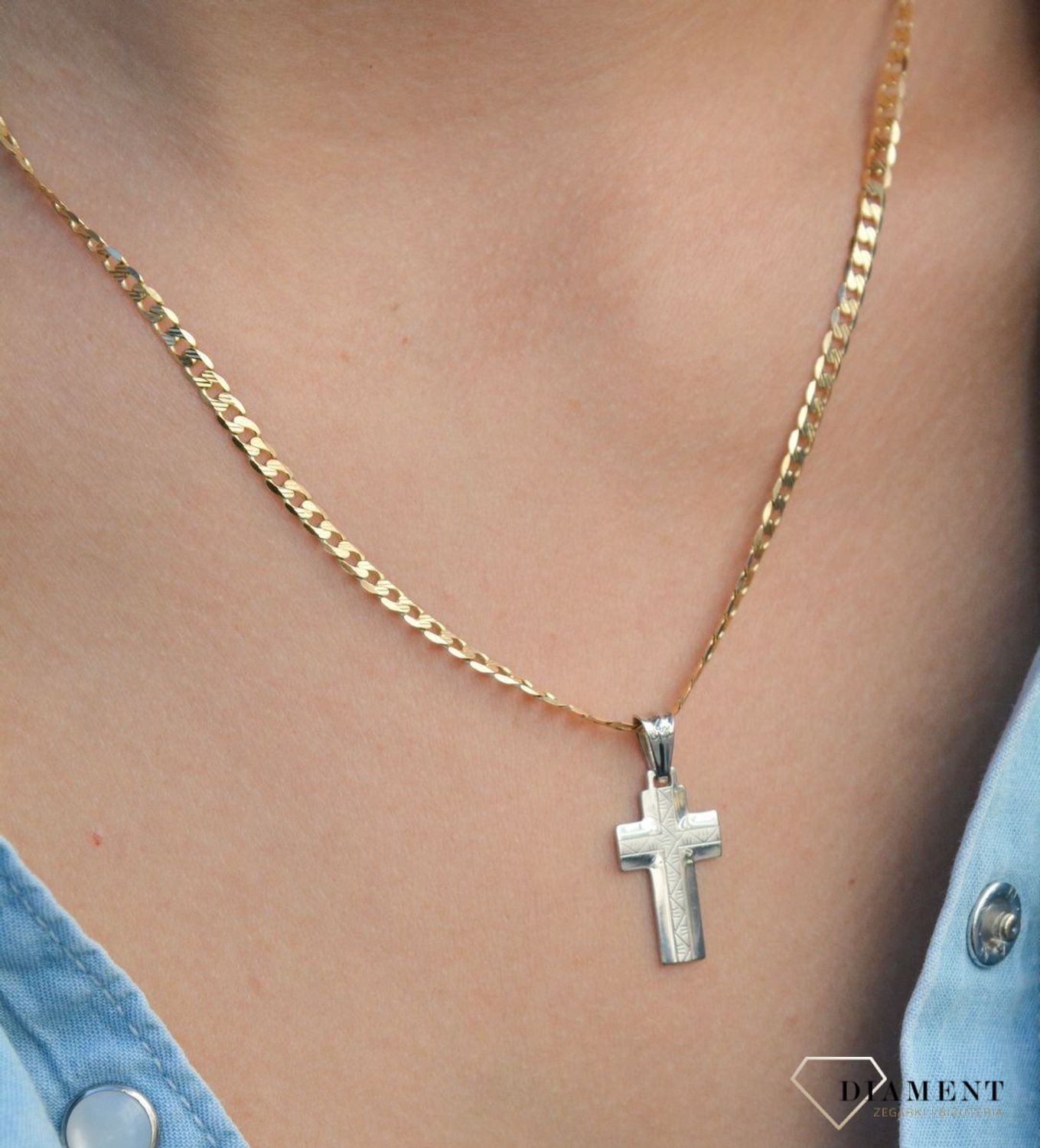 Złota zawieszka na łańcuszek krzyżyk z białego złota DIA-ZAW-7025-585. Złoty wisiorek krzyżyk to biżuteria sakralna, która sprawdzi się jako prezent na takie okazje jak chrzest, bierzmowanie czy komunia..jpg