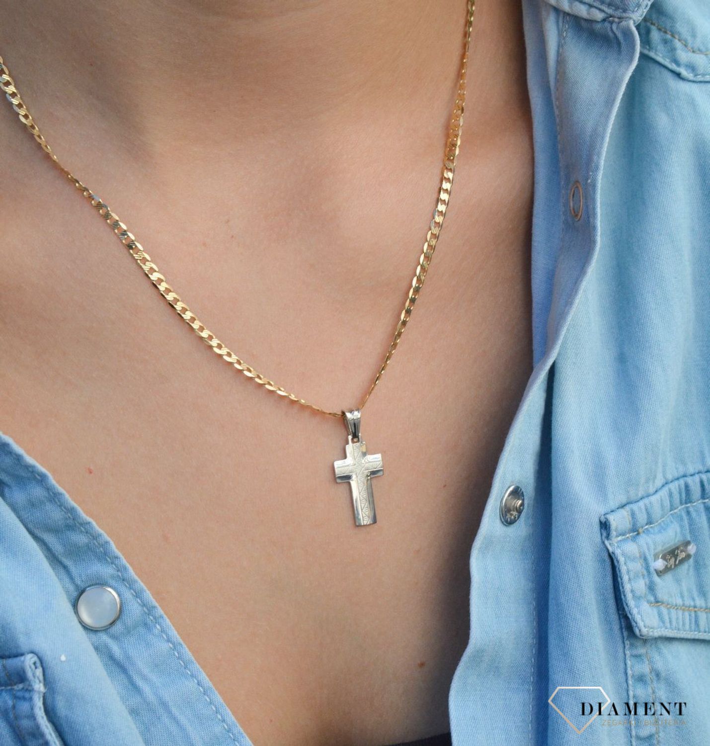 Złota zawieszka na łańcuszek krzyżyk z białego złota DIA-ZAW-7025-585. Złoty wisiorek krzyżyk to biżuteria sakralna, która sprawdzi się jako prezent na takie okazje jak chrzest, bierzmowanie czy komunia..jpg