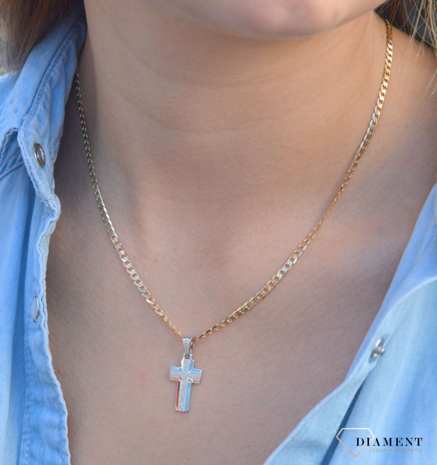 Złota zawieszka na łańcuszek krzyżyk z białego złota DIA-ZAW-7025-585. Złoty wisiorek krzyżyk to biżuteria sakralna, która sprawdzi się jako prezent na takie okazje jak chrzest, bierzmowanie czy komunia..jpg