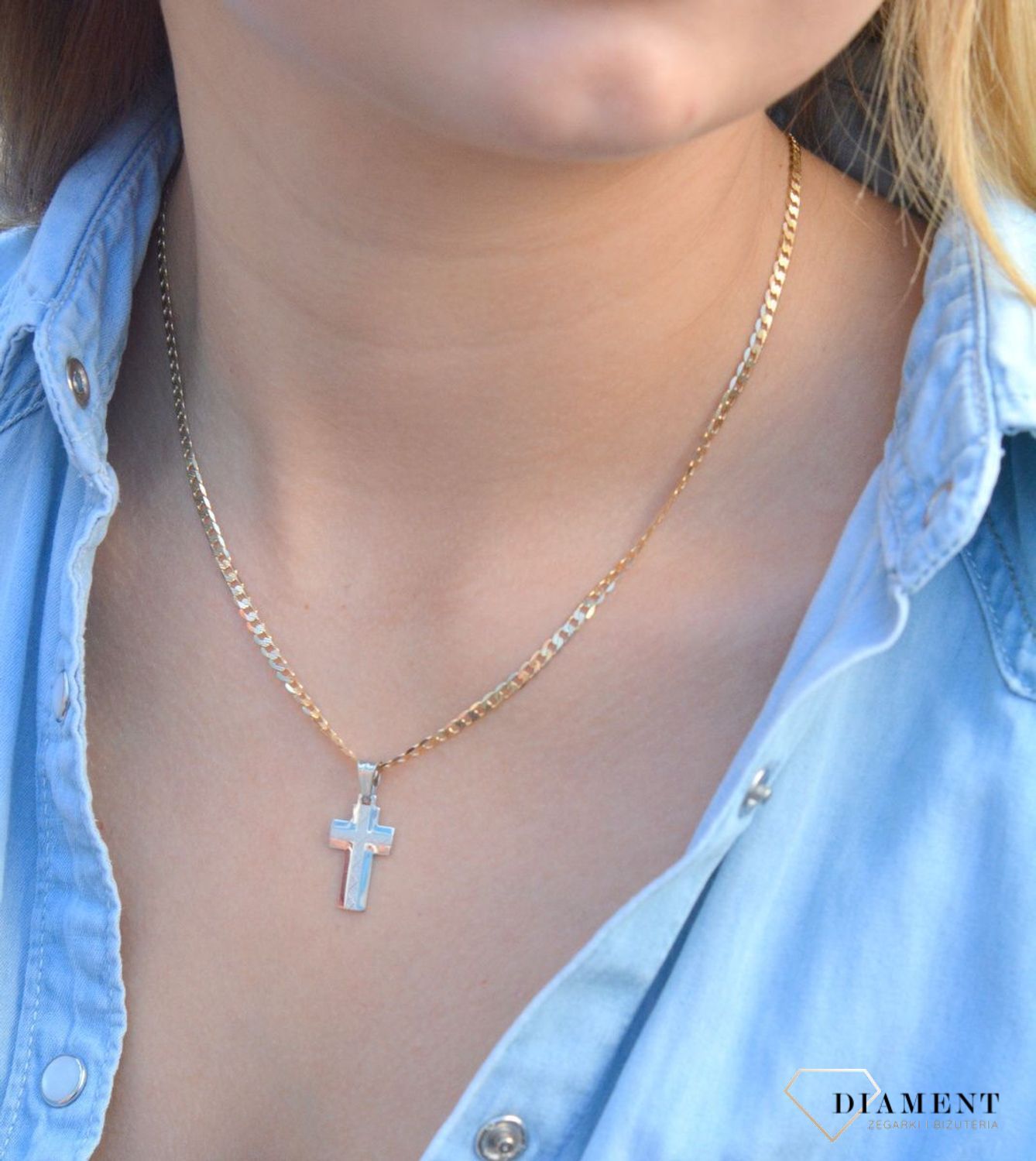Złota zawieszka na łańcuszek krzyżyk z białego złota DIA-ZAW-7025-585. Złoty wisiorek krzyżyk to biżuteria sakralna, która sprawdzi się jako prezent na takie okazje jak chrzest, bierzmowanie czy komunia..jpg