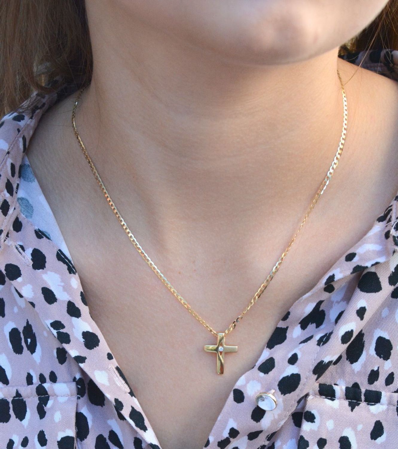 Złota zawieszka na łańcuszek krzyżyk półmat z cyrkonią DIA-ZAW-7026-585. Złoty wisiorek krzyżyk to biżuteria sakralna, która sprawdzi się jako prezent na takie okazje jak chrzest, bierzmowanie czy komunia..jpg