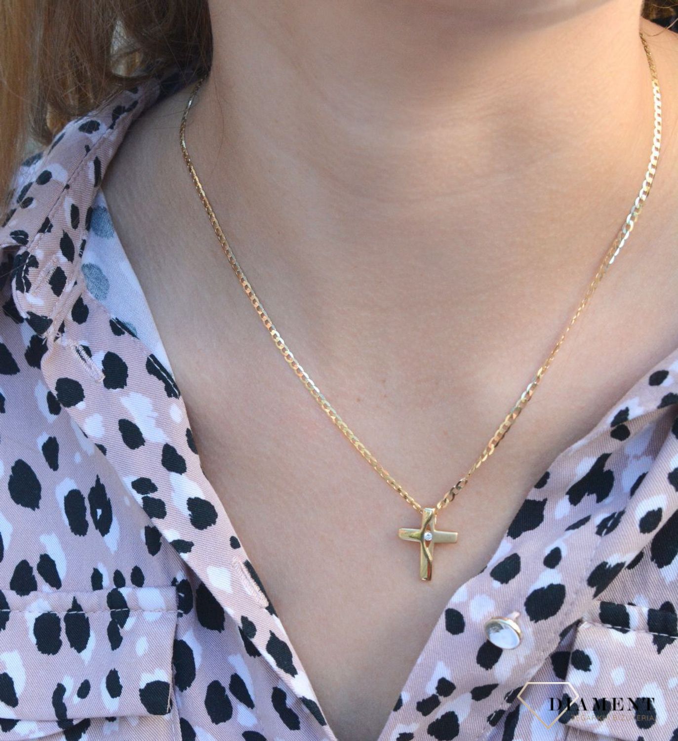 Złota zawieszka na łańcuszek krzyżyk półmat z cyrkonią DIA-ZAW-7026-585. Złoty wisiorek krzyżyk to biżuteria sakralna, która sprawdzi się jako prezent na takie okazje jak chrzest, bierzmowanie czy komunia..jpg