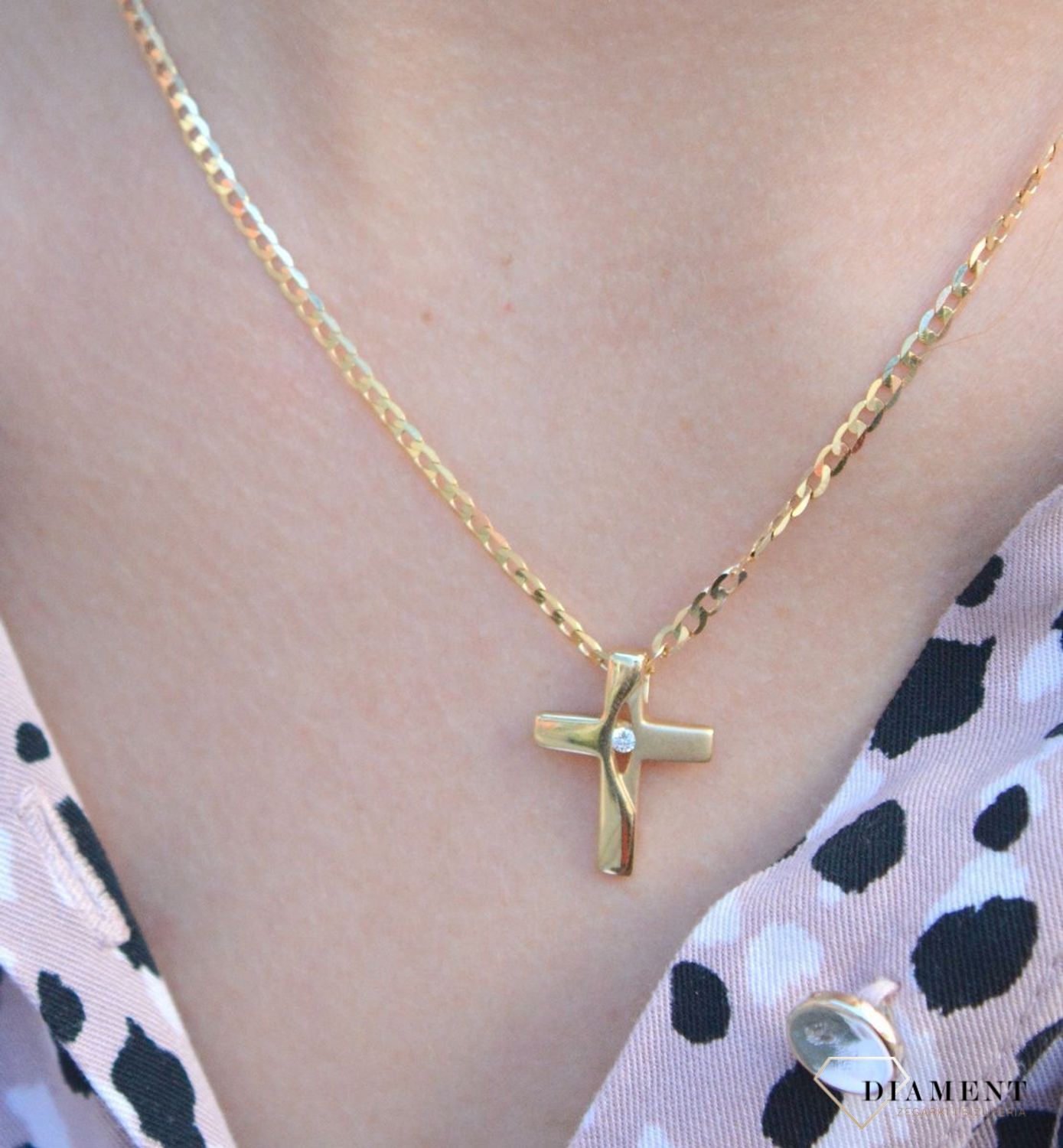 Złota zawieszka na łańcuszek krzyżyk półmat z cyrkonią DIA-ZAW-7026-585. Złoty wisiorek krzyżyk to biżuteria sakralna, która sprawdzi się jako prezent na takie okazje jak chrzest, bierzmowanie czy komunia..jpg