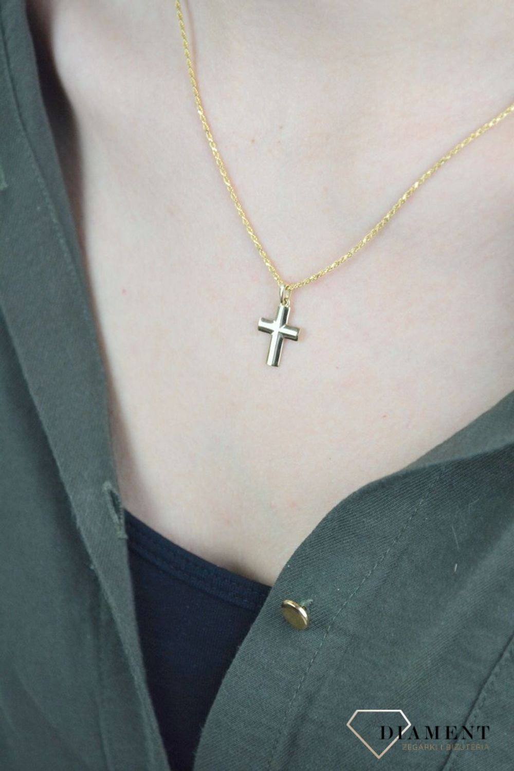 Złota zawieszka na łańcuszek krzyżyk mały wypukły DIA-ZAW-7027-585. Złoty wisiorek krzyżyk to biżuteria sakralna, która sprawdzi się jako prezent na takie okazje jak chrzest, bierzmowanie czy komunia..jpg