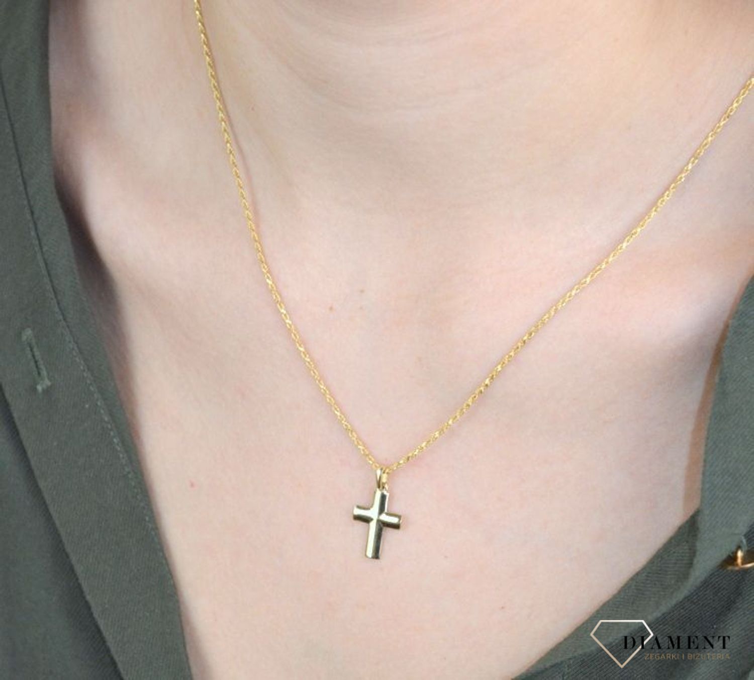 Złota zawieszka na łańcuszek krzyżyk mały wypukły DIA-ZAW-7027-585. Złoty wisiorek krzyżyk to biżuteria sakralna, która sprawdzi się jako prezent na takie okazje jak chrzest, bierzmowanie czy komunia..jpg