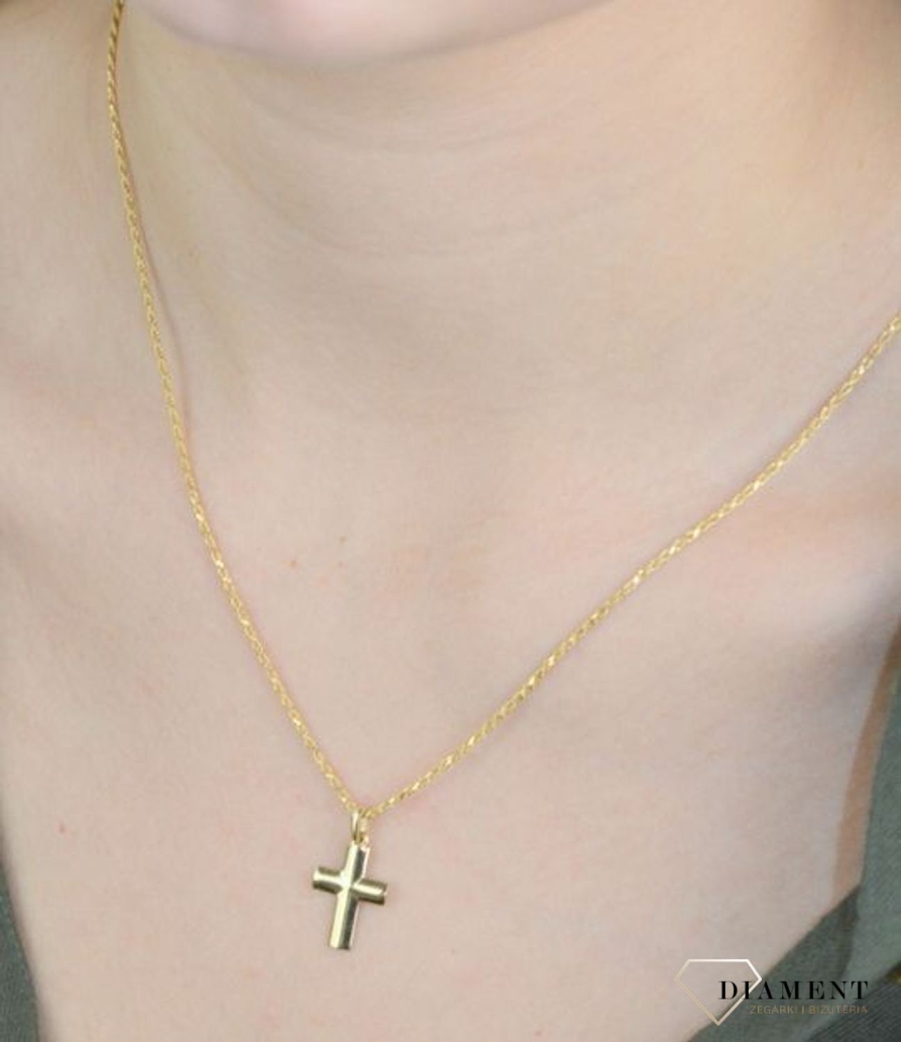 Złota zawieszka na łańcuszek krzyżyk mały wypukły DIA-ZAW-7027-585. Złoty wisiorek krzyżyk to biżuteria sakralna, która sprawdzi się jako prezent na takie okazje jak chrzest, bierzmowanie czy komunia..jpg